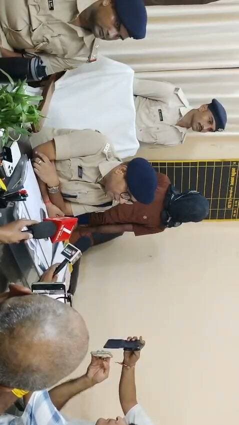 सोशल मीडिया पर वायरल महादेवपट्टी तांत्रिक
के वीडियो छोटे बच्चों के साथ अमानवीय व्यवहार करता हुआ दिखाई दे रहा था गिरफ्तारी के बाद DSP सीतामढ़ी सदर 2 ने किया प्रेस कांफ्रेस