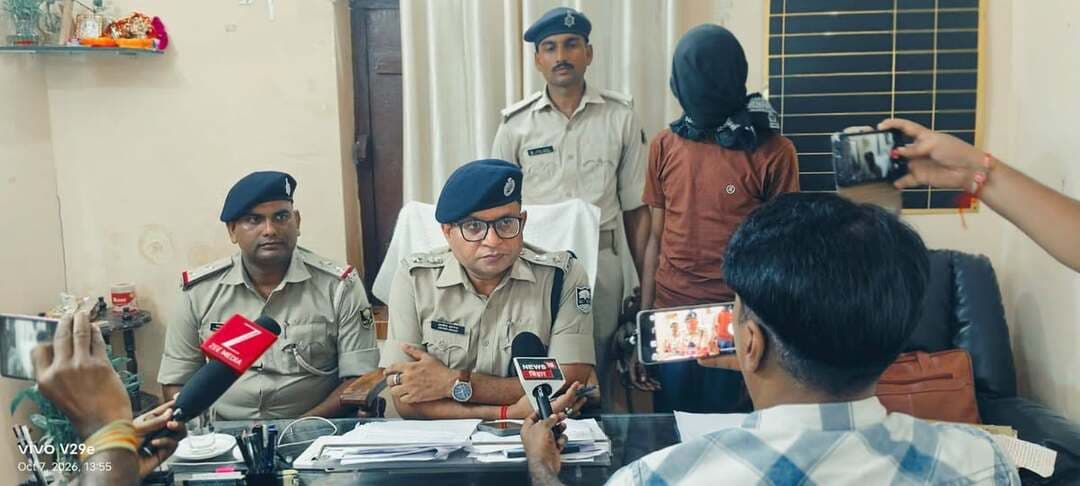 सोशल मीडिया पर वायरल महादेवपट्टी तांत्रिक
के वीडियो छोटे बच्चों के साथ अमानवीय व्यवहार करता हुआ दिखाई दे रहा था गिरफ्तारी के बाद DSP सीतामढ़ी सदर 2 ने किया प्रेस कांफ्रेस