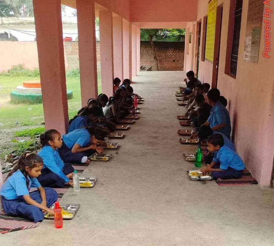 जिले के सरकारी विद्यालयों में मध्याह्न भोजन पर गहराए संकट के बादल
पांच माह से रसोईया व वेंडर का भुगतान है लंबित
रसोईयों के सामने आर्थिक संकट, दुकानदारों ने सामान देने से किया मना
जहानाबाद। जिले के सरकारी विद्यालयों में मध्याह्न भोजन योजना पर संकट के बादल छा गए है। पिछले पांच माह से रसोइया-सह-सहायकों को मानदेय नहीं मिला है। वहीं, एमडीएम के लिए खाद्य सामग्री उपलब्ध कराने वाले वेंडरों का भी भुगतान अटका हुआ है। अब तक उधार में राशन सहित अन्य सामग्री उपलब्ध कराने वाले दुकानदार (वेंडर) अब सामान देने से मना करने लगे हैं। इधर रसोईया का मानदेय लंबित रहने से उनके समक्ष भी भुखमरी की स्थिति उत्पन्न हो गई है। इस बाबत एक प्रेस बयान जारी करते हुए टीईटी प्रारंभिक शिक्षक संघ के जिला महासचिव राकेश कुमार ने बताया कि विभाग की ओर से स्पष्ट निर्देश है कि किसी भी परिस्थिति में बच्चों का मध्याह्न भोजन बंद नहीं होना चाहिए। वही दूसरी ओर, रसोईया का मानदेय एवं वेंडर का भुगतान नहीं होने से मध्याह्न भोजन जारी रखना विद्यालय प्रधान के लिए एक चुनौती बन गई है। उन्होंने कहा कि लगातार पांच माह से राशि लंबित रहने के कारण उधार काफी बढ़ गई है। इस कारण दुकानदार अब आगे सामान देने में असमर्थता जता रहे हैं। ऐसे में विद्यालय प्रबंधन के सामने यह सवाल खड़ा हो गया है कि बिना राशि के भोजन व्यवस्था कैसे जारी रखी जाए।
रसोईया के समक्ष आर्थिक संकट, दशहरा से पहले भुगतान की आस
जारी प्रेस बयान में जिला महिला प्रकोष्ठ अध्यक्ष पूनम शर्मा ने कहा है कि विद्यालयों में बच्चों के लिए भोजन तैयार करने वाले रसोइया-सह-सहायकों को पांच महीने से मानदेय नहीं मिला है। रसोईया कम मानदेय में नियमित रूप से विद्यालयों में काम कर रहे हैं। इसके बावजूद समय पर भुगतान नहीं होने से परिवार का खर्च चलाना मुश्किल हो रहा है। इस बीच कई त्योहार बिना पैसे के गुजर चुके हैं। अब वे दशहरा से पहले बकाया मानदेय मिलने का इंतजार कर रहे हैं।
शिक्षा विभाग की सुस्ती के कारण हो रही देरी
जारी प्रेस बयान में कहा गया है कि भुगतान में देरी का कारण पीएफएमएस से सीएफएमएस कन्वर्जन है। सार्वजनिक वित्तीय प्रबंधन प्रणाली यानी पीएफएमएस से व्यापक वित्तीय प्रबंधन प्रणाली यानी सीएफएमएस में बदलाव और तकनीकी अपग्रेडेशन की प्रक्रिया के कारण भुगतान संबंधी कार्य प्रभावित हुआ है। हालांकि भुगतान के लिए बीते तीन दिन पूर्व ही राज्य द्वारा जिला को राशि उपलब्ध करा दिया गया है, परंतु शिक्षा विभाग के अधिकारियों की सुस्ती के कारण अब तक भुगतान संभव नहीं हो पाया है। उन्होंने कहा है कि दशहरा जैसे पर्व पर भी भुगतान नहीं होता है तो इसका सीधा असर मध्याह्न भोजन के संचालन पर पड़ना तय है।