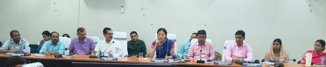 कायाकल्प योजना में तेजी, 5 नवंबर तक पूरे होंगे प्राथमिकता वाले कार्य
जहानाबाद : जिले में कायाकल्प योजना के तहत चलने वाले विकास कार्यों में तेजी लाने को लेकर जिला पदाधिकारी छिरिङ वाई भूटिया ने मंगलवार को समीक्षा बैठक की। समाहरणालय में हुई बैठक में जिला स्तरीय पदाधिकारियों, प्रखंड विकास पदाधिकारियों समेत संबंधित विभागों के अधिकारियों ने भाग लिया। डीएम ने सभी प्रस्तावित योजनाओं की पोर्टल पर प्रविष्टि शीघ्र पूरा करने के साथ तकनीकी व प्रशासनिक स्वीकृति की प्रक्रिया तेज करने का निर्देश दिया।
बैठक में विद्यालयों के रंग-रोगन व जीर्णोद्धार, अस्पताल एवं अन्य स्वास्थ्य संस्थानों, आंगनबाड़ी केंद्रों तथा सरकारी व सामुदायिक भवनों से जुड़े कायाकल्प कार्यों की विभागवार समीक्षा की गई। डीएम ने कहा कि जिन योजनाओं को स्वीकृति मिल चुकी है, उनमें अनावश्यक विलंब नहीं होना चाहिए। 5 नवंबर 2026 तक पूर्ण किए जाने वाले कार्यों को तत्काल शुरू कराने का निर्देश दिया गया, ताकि निर्धारित समय सीमा में गुणवत्तापूर्ण कार्य पूरा हो सके।
विद्यालयों से संबंधित योजनाओं में प्रधानाध्यापकों और संबंधित समितियों के साथ समन्वय कर आवश्यक अनुमोदन की प्रक्रिया पूरी करने को कहा गया। स्थानीय जनप्रतिनिधियों के साथ समन्वय स्थापित कर योजनाओं की सूची की भी समीक्षा करने का निर्देश दिया गया। ग्राम सभाओं से पूर्व में अनुमोदित योजनाओं की लंबित प्रक्रियाएं भी शीघ्र पूरी करने को कहा गया।
डीएम ने अधिकारियों को आपसी समन्वय से लंबित प्रविष्टि, स्वीकृति और अन्य प्रक्रियाओं का त्वरित निष्पादन सुनिश्चित करने को कहा। उन्होंने स्पष्ट किया कि अगले सप्ताह से कायाकल्प योजना के कार्यों की नियमित समीक्षा होगी। बैठक में सभी अंचल अधिकारी, स्वास्थ्य एवं शिक्षा विभाग के अधिकारी समेत अन्य संबंधित पदाधिकारी मौजूद रहे।