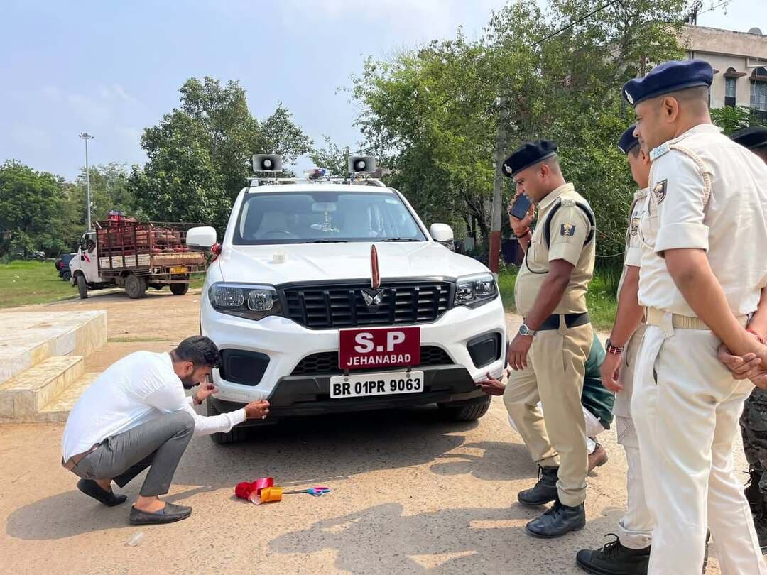 घने कोहरे में सड़क दुर्घटनाओं की रोकथाम को वाहनों पर लगाए गए रिफ्लेक्टिव टेप
जहानाबाद : पुलिस अधीक्षक कोटा किरण कुमार के निर्देश पर पुलिस केंद्र, जहानाबाद में घने कोहरे और कम दृश्यता के कारण होने वाली सड़क दुर्घटनाओं की रोकथाम के लिए वाहनों पर रेडियम एवं रेट्रो-रिफ्लेक्टिव टेप सहित आवश्यक सुरक्षा उपकरण लगाए गए।
पुलिस के अनुसार, रिफ्लेक्टिव टेप लगे वाहन घने कोहरे और कम रोशनी में भी करीब 100 से 150 मीटर की दूरी से स्पष्ट दिखाई देते हैं। इससे पीछे या सामने से आ रहे वाहन चालकों को वाहन की स्थिति, दिशा और दूरी का बेहतर अनुमान लगाने में मदद मिलती है। इसके कारण सड़क दुर्घटनाओं की संभावना को कम किया जा सकता है।
पुलिस ने वाहन मालिकों और चालकों से अपने वाहनों पर रिफ्लेक्टर टेप तथा आवश्यक सुरक्षा उपकरण अनिवार्य रूप से लगवाने की अपील की है। विशेषकर कोहरे के मौसम में वाहन चलाते समय निर्धारित गति का पालन करने, पर्याप्त दूरी बनाए रखने और वाहन की रोशनी एवं अन्य सुरक्षा उपकरणों की जांच करने पर भी जोर दिया गया।
जहानाबाद पुलिस ने कहा कि सड़क सुरक्षा सभी की सामूहिक जिम्मेदारी है। वाहन चालक सावधानी बरतकर स्वयं के साथ-साथ सड़क पर चलने वाले अन्य लोगों की सुरक्षा सुनिश्चित कर सकते हैं। जहानाबाद पुलिस आम लोगों की सुरक्षा और सहायता के लिए सदैव तत्पर है।