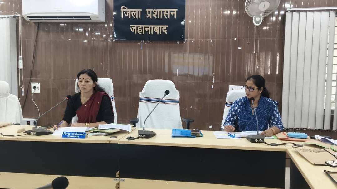 कृषि योजनाओं में तेजी लाने का निर्देश, 60 किसानों की प्रतिदिन बने फार्मर रजिस्ट्री आईडी
जहानाबाद : जिला पदाधिकारी छिरिङ वाई भूटिया की अध्यक्षता में बुधवार को जिला स्तरीय कृषि टास्क फोर्स एवं आत्मा शासी परिषद की बैठक हुई। इसमें कृषि, आत्मा, उद्यान, मत्स्य, पशुपालन, सहकारिता और सिंचाई विभाग की किसान हितकारी योजनाओं की प्रगति की समीक्षा की गई।
जिला पदाधिकारी ने प्रतिदिन कम से कम 60 रैयत किसानों की फार्मर रजिस्ट्री आईडी बनाने का निर्देश दिया, ताकि निर्धारित लक्ष्य जल्द पूरा हो सके। प्रधानमंत्री किसान सम्मान निधि योजना से वंचित पात्र किसानों को शीघ्र लाभ दिलाने तथा क्रॉप सर्वे की प्रगति में तेजी लाने को कहा गया। जिले में दलहन का रकबा बढ़ाने पर भी विशेष जोर दिया गया।
बैठक में 9 और 10 अक्टूबर को गांधी मैदान में आयोजित होने वाले किसान मेला-सह-प्रदर्शनी की तैयारियों की समीक्षा की गई। जिला पदाधिकारी ने मेले का व्यापक प्रचार-प्रसार करने और सभी प्रखंडों से अधिकाधिक किसानों की भागीदारी सुनिश्चित करने का निर्देश दिया।
उन्होंने कहा कि किसान मेला को उपयोगी और किसान-केंद्रित बनाया जाए। मेले में दलहन, तिलहन, मत्स्य पालन, पोल्ट्री, जैविक एवं प्राकृतिक खेती से जुड़ी नई तकनीकों और सफल कृषि मॉडल की जानकारी किसानों तक पहुंचाने की व्यवस्था करने को कहा गया। विशेषज्ञों, वैज्ञानिकों और सफल किसानों के माध्यम से किसानों को आधुनिक कृषि पद्धतियों की जानकारी दी जाएगी।