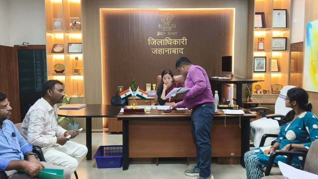 लोक शिकायत के छह मामलों की सुनवाई, एक का निष्पादन
जहानाबाद : बिहार लोक शिकायत निवारण अधिनियम के तहत बुधवार को जिला पदाधिकारी छिरिङ वाई भूटिया ने समाहरणालय स्थित कार्यालय प्रकोष्ठ में छह अपीलीय मामलों की सुनवाई की। सुनवाई के दौरान एक मामले का निष्पादन किया गया, जबकि पांच मामलों में संबंधित अधिकारियों को जांच कर त्वरित कार्रवाई और प्रतिवेदन उपलब्ध कराने का निर्देश दिया गया।
सुनवाई में विद्युत प्रमंडल से जुड़े हाउस रेंट लेने के मामले में जांच कर कार्रवाई का निर्देश दिया गया। नली-गली एवं नल-जल योजना में राशि की गलत निकासी से जुड़े मामले में जिला पंचायत राज पदाधिकारी और लोक स्वास्थ्य अभियंत्रण विभाग के कार्यपालक अभियंता को संयुक्त जांच कर प्रतिवेदन देने को कहा गया।
घोसी अंचल से जुड़े अवैध कब्जे के मामले में भूमि की मापी कर दखल-कब्जा हटाने का निर्देश दिया गया। राज्य खाद्य निगम से संबंधित मामले में जांच बोर्ड गठित कर अग्रेतर कार्रवाई करने को कहा गया। काको के भदसारा गांव में आम रास्ता छोड़कर निजी जमीन पर सीलिंग एवं पीसीसी कार्य से जुड़े मामले में भी जांच कर प्रतिवेदन मांगा गया।
वहीं, विद्युत कनेक्शन रद्द करने से संबंधित एक मामले का निष्पादन किया गया। डीएम ने अधिकारियों को लोक शिकायत के मामलों को गंभीरता से लेते हुए निर्धारित समय-सीमा में गुणवत्तापूर्ण निष्पादन सुनिश्चित करने का निर्देश दिया। उन्होंने कहा कि लंबित मामलों में अनावश्यक विलंब नहीं होना चाहिए और कार्रवाई पूरी कर अनुपालन प्रतिवेदन उपलब्ध कराया जाए।