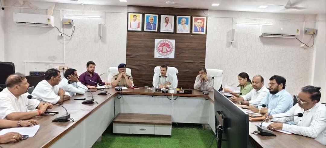 जिला स्तरीय शांति समिति की बैठक संपन्न
-------
नवदुर्गा, दशहरा का त्योहार आपसी सौहार्द के साथ मनाने की गई अपील
-------
अपर कलेक्टर श्री पीके पांडेय की अध्यक्षता में जिला स्तरीय शांति समिति की बैठक संपन्न हुई। बैठक में शांति समिति के सदस्यों ने नवदुर्गा पर्व, दशहरा का पर्व आपसी सदभाव के साथ मनाने की अपील की । इस अवसर पर अतिरिक्त पुलिस अधीक्षक शशिकांत सरयाम उपस्थित रहें।
कलेक्ट्रेट में आयोजित बैठक में बताया गया कि नवदुर्गा पर्व 11 अक्टूबर से प्रारंभ होगा तथा विजयदशमी के दिन समापन होगा। अपर कलेक्टर ने कहा कि पूजा पंडाल सड़को पर नही बनाएं। पूजा पंडाल इस तरह नही बनाये की आवागमन प्रभावित हो । मिट्टी से बनी दुर्गा प्रतिमाओं की स्थापना की जाए। पंडालों के सुरक्षा की जवाबदारी आयोजको की होगी । सभी पूजा पंडालों को एमपीईबी से अस्थाई कनेक्शन लेना अनिवार्य होगा । नवरात्र के दौरान आकेस्ट्रा, गरबा के आयोजन के लिए एसडीएम से अनुमति लेनी होगी । उन्होंने सार्वजनिक पंडालों पर निर्धारित डेसीबल पर ही भक्ति गीत बजाए जाए, ताकि आम नागरिकों को किसी भी प्रकार की परेशानियों का सामना नही करना पडें । विजर्सन के समय छोटे बच्चों को दूर रखा जाए ।
अपर कलेक्टर ने विद्युत विभाग के अधिकारी को निर्देशित किया चल समारोह के पूर्व नगर में झूल रही तारों को व्यवस्थित कर लिया जाए, ताकि किसी भी प्रकार की घटना घटित नही हो सके।उन्होने मुख्य नगर पालिका अधिकारी से कहा कि नगर का भ्रमण कर चिन्हित मार्गाे की साफ सफाई कराई जाए। उन्होने कहा कि थाना स्तर एवं अनुभाग स्तर पर शांति समिति की बैठके आयोजित करते हुए आयोजको को बुलाया जाए, और उनसे धार्मिक पूर्ण वातावरण में त्योहार मनाने की अपील की जाए।
अतिरिक्त पुलिस अधीक्षक शशिकांत सरयाम ने कहा कि विजयदशमी के दिन मूर्तियों के विसर्जन हेतु नगर में बनाये अस्थाई कुंडों पर तैराक एवं लाइफ जैकेट की व्यवस्था की जाए, ताकि किसी भी प्रकार की घटनाएं घटित नही हो सके। असामाजिक तत्वो की गतिविधियों पर पुलिस व्दारा निरंतर रूप से नजर रखी जाएगी । जिला स्तरीय शांति समिति की बैठक में समिति के सदस्यों ने चल समारोह के दौरान कमेटी के सदस्यों से अपनी संस्थान का पहचान पत्र पहनकर रखने, त्योहार के समय सड़क पर घूम रहे अवारा मवेशियों को नियंत्रित करने, देवी जागरण के अलावा किसी अन्य तरह के कार्यक्रम नही आयोजित करने सहित अन्य महत्वपूर्ण बिंदुओं पर अपने अपने सुझाव दिए। बैठक में नगर परिषद अध्यक्ष बृजवासी पटेल,एसडीएम हनुमना राजेश मेहता , एसडीएम मऊगंज रश्मि चतुर्वेदी, डिप्टी कलेक्टर अजीत मिश्र, एसडीओपी पुलिस सची पाठक , सहित अधिकारी कर्मचारी उपस्थित रहे।
Jansampark Madhya Pradesh
Home Department of Madhya Pradesh
#Mauganj