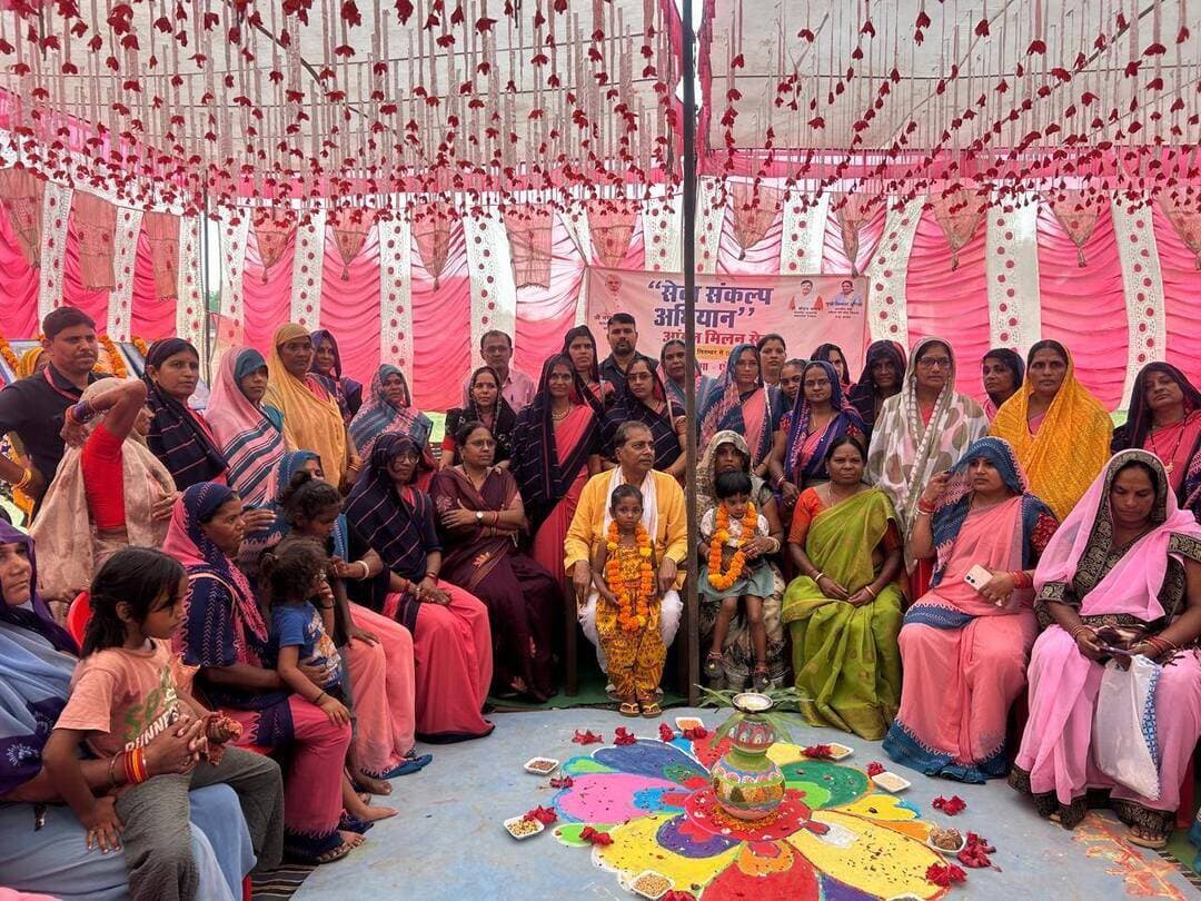 बच्चों के पोषण और संस्कार से बनेगा सशक्त समाज : विधायक श्री प्रदीप पटेल
--------
#सेवा_संकल्प_अभियान के तहत ग्राम पंचायत दादर पश्चिम एवं माजन मानिकराम में ‘आंगन मिलन सेवा’ कार्यक्रम आयोजित किया गया। मऊगंज विधायक श्री प्रदीप पटेल ने कार्यक्रम में सहभागिता कर आंगनवाड़ी केंद्रों की गतिविधियों का जायजा लिया तथा बच्चों और माताओं से संवाद किया।
विधायक श्री पटेल ने कहा कि बच्चों का बेहतर पोषण, स्वास्थ्य और संस्कार ही सशक्त एवं स्वस्थ समाज की आधारशिला हैं। आंगनवाड़ी केंद्र बच्चों के सर्वांगीण विकास के साथ माताओं और महिलाओं को शासन की जनकल्याणकारी योजनाओं से जोड़ने में महत्वपूर्ण भूमिका निभा रहे हैं। उन्होंने आंगनवाड़ी केंद्रों की गतिविधियों में जनभागीदारी बढ़ाने तथा बच्चों के पोषण और स्वास्थ्य पर विशेष ध्यान देने का आह्वान किया।
कार्यक्रम के दौरान बच्चों एवं महिलाओं के पोषण, स्वास्थ्य तथा महिला एवं बाल हितैषी योजनाओं के प्रति जागरूकता बढ़ाने पर जोर दिया गया। ‘आंगन मिलन सेवा’ के माध्यम से सेवा, पोषण और सम्मान के संकल्प को जनभागीदारी से मजबूत बनाने का संदेश दिया गया। इस अवसर पर आंगनवाड़ी परियोजना अधिकारी श्रीमती सविता श्याम परस्ते, ग्राम पंचायत के सरपंच, सचिव, जीआरएस एवं आंगनवाड़ी कार्यकर्ता उपस्थित थे।
Jansampark Madhya Pradesh
Department Of Women Child Development, Madhya Pradesh
#SevaSankalpAbhiyan
#mauganj