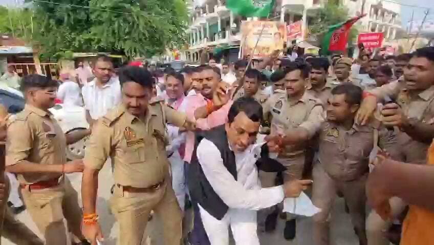 पुतला फूंकने से रोकने पर सपा कार्यकर्ताओं और पुलिस में धक्का-मुक्की, अंबेडकर चौराहे पर हंगामा
प्रतापगढ़। मुख्य चुनाव आयुक्त ज्ञानेश कुमार के खिलाफ समाजवादी पार्टी के विरोध प्रदर्शन के दौरान बुधवार को अंबेडकर चौराहे पर हंगामे की स्थिति बन गई। सपा कार्यकर्ताओं ने पुतला फूंकने का प्रयास किया, जिसे पुलिस ने रोकने की कोशिश की। इस दौरान पुलिस और कार्यकर्ताओं के बीच नोकझोंक के बाद धक्का-मुक्की हो गई।
प्रतापगढ़ में सपा महिला मोर्चा के प्रदर्शन के दौरान मुख्य चुनाव आयुक्त का पुतला फूंके जाने की स्थानीय रिपोर्ट भी सामने आई है।
:
ज्ञानेश कुमार के पुतले को लेकर सपा-पुलिस आमने-सामने, अंबेडकर चौराहे पर धक्का-मुक्की
:
#Pratapgarh #PratapgarhNews #SamajwadiParty #SP #GyaneshKumar #ElectionCommission #SapaProtest #UPNews #UttarPradesh #Protest #BreakingNews #HindiNews