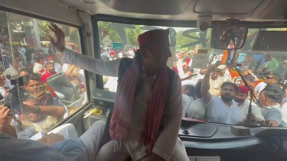 “चुनाव वोट से हराएँगे इन लोगो को, चुनाव आयुक्त भी हटेंगे और बीजेपी भी हटेगी।”