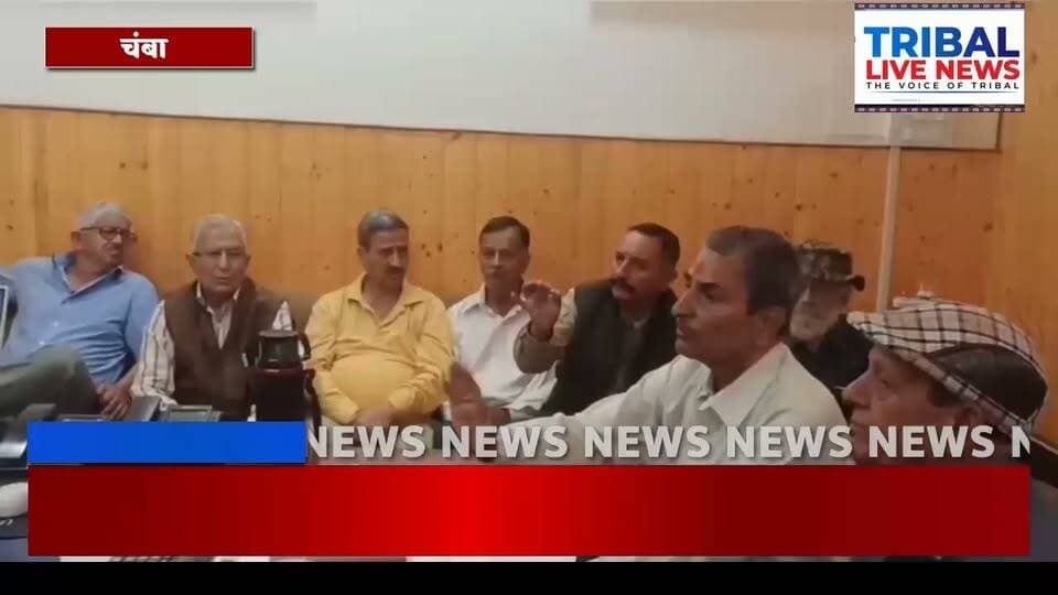 14 माह के पेयजल-सीवरेज बिल एकमुश्त जारी होने से उपभोक्ताओं में रोष
चंबा संघर्ष समिति ने अधिशाषी अभियंता से मिलकर एरियर वसूली पर रोक लगाने की उठाई मांग
चंबा, 7 अक्तूबर।
जल शक्ति विभाग की पेयजल एवं सीवरेज बिलिंग व्यवस्था को लेकर चंबा में उपभोक्ताओं का रोष बढ़ता जा रहा है। लंबे समय तक बिलिंग और भुगतान व्यवस्था बंद रहने के बाद करीब 14 माह की अवधि के बिल एरियर सहित एकमुश्त जारी किए जाने से उपभोक्ताओं पर अचानक आर्थिक बोझ पड़ गया है।
मामले को लेकर चंबा संघर्ष समिति, सामाजिक संगठनों और बुद्धिजीवी वर्ग के प्रतिनिधिमंडल ने जल शक्ति विभाग के अधिशाषी अभियंता से मुलाकात कर उपभोक्ताओं को राहत प्रदान करने की मांग उठाई।
प्रतिनिधिमंडल में डीके सोनी, सुरेश कश्मीरी, सत्य प्रकाश वेद, हरिंद्र सिंह, अशोक महाजन, लेख राज धीमान, ओम प्रकाश गुलेरिया, ओम प्रकाश गोस्वामी और सुभाष महाजन शामिल रहे।
प्रतिनिधियों ने कहा कि अगस्त 2025 में बिना स्पष्ट पूर्व सूचना के पेयजल और सीवरेज बिलों का भुगतान लेना अचानक बंद कर दिया गया था। इसके बाद उपभोक्ताओं ने कई बार विभाग से बिलिंग और भुगतान व्यवस्था को लेकर स्थिति स्पष्ट करने का प्रयास किया, लेकिन उन्हें संतोषजनक जानकारी नहीं मिल सकी।
समिति के प्रतिनिधियों का कहना है कि जब विभागीय स्तर पर लंबे समय तक बिल जारी नहीं किए गए और भुगतान स्वीकार करने की व्यवस्था भी बंद रही, तो अब इतने लंबे समय का एरियर एक साथ उपभोक्ताओं से वसूलना उचित नहीं है। इससे आम उपभोक्ताओं पर एकमुश्त आर्थिक भार पड़ा है।
प्रतिनिधिमंडल ने विभाग से मांग की कि एरियर की वसूली पर रोक लगाकर उपभोक्ताओं को राहत दी जाए तथा बिलिंग व्यवस्था में आई इस समस्या का उचित समाधान निकाला जाए।
उपमुख्यमंत्री को भी सौंप चुके हैं ज्ञापन
चंबा संघर्ष समिति ने बताया कि इस मामले को लेकर मिंजर मेले के दौरान उपमुख्यमंत्री से भी मुलाकात कर ज्ञापन सौंपा गया था। समिति का कहना है कि इसके बावजूद समस्या का स्थायी समाधान नहीं होने से उपभोक्ताओं में नाराजगी बनी हुई है।
प्रतिनिधियों ने विभाग से मांग की कि पूरे मामले की समीक्षा कर उपभोक्ताओं के हित में व्यावहारिक निर्णय लिया जाए, ताकि लंबे समय तक बंद रही विभागीय बिलिंग व्यवस्था का खामियाजा आम जनता को एकमुश्त आर्थिक बोझ के रूप में न भुगतना पड़े।
— सुरेंद्र ठाकुर
Tribal Live News