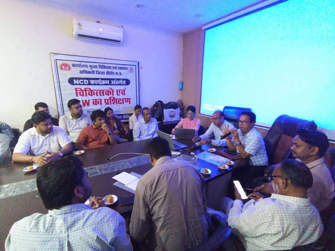 एनसीडी कार्यक्रम के प्रभावी क्रियान्वयन के लिए एक दिवसीय प्रशिक्षण आयोजित
राष्ट्रीय स्वास्थ्य मिशन के अंतर्गत वर्ष 2026-27 में संचालित गैर-संचारी रोग (एनसीडी) कार्यक्रम के प्रभावी क्रियान्वयन एवं स्वास्थ्य सेवाओं को सुदृढ़ बनाने के उद्देश्य से जिला कार्यालय में एक दिवसीय प्रशिक्षण आयोजित किया गया। प्रशिक्षण मुख्य चिकित्सा एवं स्वास्थ्य अधिकारी डॉ. सुधीर कुमार डहेरिया की उपस्थिति में हुआ। प्रशिक्षण में जिले के समस्त विकासखंडों के चिकित्सा अधिकारी, नर्सिंग ऑफिसर एवं कम्युनिटी हेल्थ ऑफिसर (सीएचओ) शामिल हुए। प्रतिभागियों को गैर-संचारी रोगों की स्क्रीनिंग, समय पर पहचान, आवश्यक स्वास्थ्य सेवाओं, एनसीडी एप्लीकेशन/डिजिटल मॉड्यूल के उपयोग तथा स्क्रीनिंग एवं रिपोर्टिंग प्रक्रिया की जानकारी दी गई।
प्रशिक्षण के दौरान एनसीडी से संबंधित कार्यों के संचालन, डेटा की ऑनलाइन एंट्री, स्क्रीनिंग प्रक्रिया एवं फॉलोअप के संबंध में व्यावहारिक जानकारी प्रदान की गई। स्वास्थ्य संस्थाओं में एनसीडी स्क्रीनिंग एवं रिपोर्टिंग को प्रभावी एवं गुणवत्तापूर्ण बनाने पर विशेष जोर दिया गया। मास्टर ट्रेनर एवं नोडल एनसीडी डॉ. राजेश कुमार, डॉ. दीपक डेहरिया, श्री विनोद सांवला एवं नेहा मीना ने विभिन्न विषयों पर प्रशिक्षण प्रदान किया। उन्होंने प्रतिभागियों को कार्यक्रम के प्रभावी संचालन, स्क्रीनिंग एवं रिपोर्टिंग की प्रक्रिया तथा आवश्यक तकनीकी जानकारी से अवगत कराया।
सीएमएचओ डॉ. सुधीर कुमार डहेरिया ने कहा कि गैर-संचारी रोगों की समय पर पहचान एवं नियमित स्क्रीनिंग गंभीर बीमारियों की रोकथाम एवं नियंत्रण में महत्वपूर्ण भूमिका निभाती है। उन्होंने प्रशिक्षण में प्राप्त जानकारी का उपयोग स्वास्थ्य संस्थाओं में प्रभावी रूप से करने तथा एनसीडी कार्यक्रम के निर्धारित लक्ष्यों को बेहतर तरीके से पूरा करने के निर्देश दिए।
#JansamparkMP #CMMadhyaPradesh #MadhyaPradesh #sehore