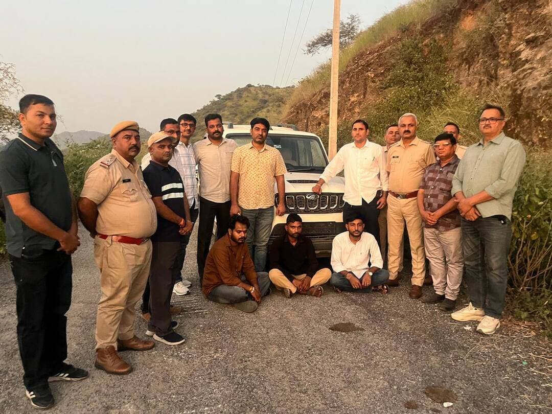उदयपुर पुलिस का नशा माफिया पर बड़ा प्रहार, 50 लाख की MDMA जब्त; 3 तस्कर गिरफ्तार
‘जागृति अभियान’ के तहत माण्डवा में 11 क्विंटल से अधिक गांजा-भांग की अवैध खेती नष्ट, 7 मामले दर्ज
उदयपुर। युवाओं को नशे से बचाने और अवैध मादक पदार्थों की तस्करी पर अंकुश लगाने के लिए चलाए जा रहे ‘जागृति अभियान’ के तहत उदयपुर पुलिस ने बड़ी कार्रवाई की है। माण्डवा और हिरणमगरी थाना पुलिस ने डीएसटी के साथ मिलकर दो अलग-अलग कार्रवाई में भारी मात्रा में अवैध मादक पदार्थ बरामद किए।
माण्डवा में 11 क्विंटल से ज्यादा अवैध फसल नष्ट
माण्डवा थाना क्षेत्र की दुर्गम पहाड़ियों में पुलिस ने सर्च ऑपरेशन चलाकर 1149.500 किलोग्राम अवैध गांजा और भांग के हरे पौधे नष्ट कर जब्त किए। इनमें 17.450 किलोग्राम गांजा और 1132.05 किलोग्राम भांग शामिल है। पुलिस के अनुसार अवैध खेती पुलिस की नजरों से बचाने के लिए पहाड़ी क्षेत्र में की जा रही थी। इस कार्रवाई में अलग-अलग प्रकरण दर्ज किए गए हैं और अवैध खेती से जुड़े लोगों की तलाश जारी है।
हिरणमगरी में 50 लाख की MDMA जब्त, तीन गिरफ्तार
दूसरी कार्रवाई हिरणमगरी थाना क्षेत्र में हुई। पुलिस ने मुखबिर की सूचना पर बिना नंबर की सफेद स्कॉर्पियो को रोककर तलाशी ली। वाहन में सवार तीन लोगों के कब्जे से 470 ग्राम MDMA ड्रग्स बरामद हुई, जिसकी अनुमानित बाजार कीमत करीब 50 लाख रुपये बताई गई है। पुलिस ने MDMA और स्कॉर्पियो जब्त कर मनीष, शंकर और नरेश को गिरफ्तार किया।
पुलिस के अनुसार MDMA को बाड़मेर के गुढ़ामालानी क्षेत्र से खरीदकर उदयपुर लाया जा रहा था। मामले में एनडीपीएस एक्ट के तहत प्रकरण दर्ज कर आगे की जांच की जा रही है।
एसपी उदयपुर डॉ. अमृता दुहन ने कहा कि उदयपुर पुलिस जिले को नशामुक्त बनाने के लिए प्रतिबद्ध है। युवाओं को नशे की गिरफ्त में धकेलने वाले तस्करों के खिलाफ सख्त कार्रवाई लगातार जारी रहेगी।