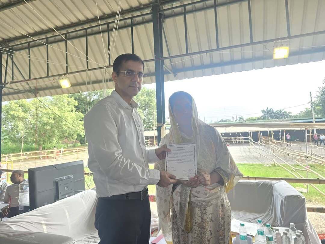 किच्छा वार्ड सदस्यों को जीत का प्रमाणपत्र देते हुए RO हिमांशु कफलटिया।