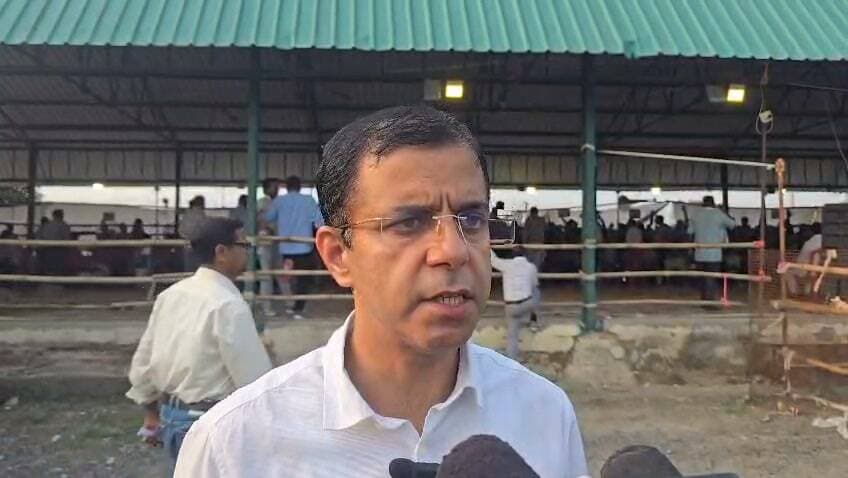 किच्छा वार्ड सदस्यों को जीत का प्रमाणपत्र देने के बाद: RO हिमांशु कफलटिया।