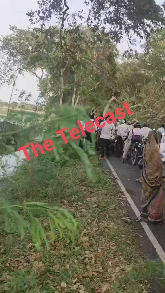 सीतापुर रोड पर आंधी का कहर, सड़क पर गिरे पेड़ से लगा भीषण जाम
#हरदोई। टड़ियावां थाना क्षेत्र में सीतापुर रोड पर तेज आंधी के चलते कई पेड़ सड़क पर गिर गए। पेड़ों के सड़क पर गिरने से मार्ग बाधित हो गया और दोनों ओर वाहनों की लंबी कतार लग गई। राहगीरों और वाहन चालकों को आवागमन में भारी परेशानी का सामना करना पड़ रहा है। स्थानीय लोगों ने जल्द से जल्द सड़क से पेड़ हटाकर जाम खुलवाने की मांग की है।
#रिपोर्ट: विनय गुप्ता/द टेलीकास्ट न्यूज