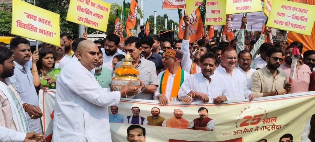 प्रधानमंत्री श्री नरेन्द्र मोदी के 25 वर्ष की जनसेवा से राष्ट्रसेवा के अवसर पर ‘विकसित भारत संकल्प सभा’ एवं ‘सेवा ज्योति यात्रा’ का आयोजन
मा0 प्रधानमंत्री जी के 25 वर्ष विशेष, नए संकल्प का श्रीगणेश कार्यक्रम का हुआ सजीव प्रसारण
मंत्री श्री ए0के0 शर्मा ने दीप प्रज्ज्वलित कर किया कार्यक्रम का शुभारंभ, भारी जनसमूह ने निकाली कलश यात्रा
भारत के मा0 प्रधानमंत्री श्री नरेन्द्र मोदी जी के सार्वजनिक जीवन में 25 वर्ष की जनसेवा से राष्ट्रसेवा की गौरवपूर्ण यात्रा के अवसर पर ‘25 साल जनसेवा से राष्ट्रसेवा, विकसित भारत संकल्प सभा एवं सेवा ज्योति यात्रा’ कार्यक्रम का भव्य आयोजन आज गाजीपुर तिराहा, जनपद मऊ में किया गया। कार्यक्रम का उद्देश्य प्रधानमंत्री जी के 25 वर्षों के जनसेवा के कार्यकाल को स्मरण करते हुए विकसित भारत के संकल्प को और मजबूत करना तथा राष्ट्र निर्माण के लिए नए संकल्प के साथ आगे बढ़ना रहा।
कार्यक्रम का शुभारंभ मा0 मंत्री नगर विकास, शहरी समग्र विकास, नगरीय रोजगार एवं गरीबी उन्मूलन, ऊर्जा एवं अतिरिक्त ऊर्जा स्रोत विभाग, उत्तर प्रदेश सरकार श्री ए0के0 शर्मा, मा0 विधायक मधुबन श्री राम विलास चौहान, भाजपा जिलाध्यक्ष श्री रामाश्रय मौर्य सहित अन्य जनप्रतिनिधियों ने दीप प्रज्ज्वलित कर किया। कार्यक्रम स्थल पर बड़ी संख्या में कार्यकर्ता, पदाधिकारी एवं आमजन उपस्थित रहे।
इस अवसर पर ‘मा0 प्रधानमंत्री जी के 25 वर्ष विशेष, नए संकल्प का श्रीगणेश’ कार्यक्रम के अंतर्गत प्रधानमंत्री श्री नरेन्द्र मोदी जी के संबोधन का सजीव प्रसारण किया गया। उपस्थित जनसमूह ने प्रधानमंत्री जी के संबोधन को उत्साहपूर्वक सुना। सजीव प्रसारण के दौरान कार्यक्रम स्थल पर देशभक्ति एवं राष्ट्रसेवा की भावना का वातावरण बना रहा।
कार्यक्रम के दौरान मा0 मंत्री श्री ए0के0 शर्मा सहित उपस्थित जनप्रतिनिधियों एवं जनसमूह ने राष्ट्रगान के प्रति सम्मान व्यक्त किया और राष्ट्रगान में सहभागिता की। इसके उपरांत मा0 मंत्री श्री ए0के0 शर्मा, मा0 विधायक मधुबन श्री राम विलास चौहान, भाजपा जिलाध्यक्ष श्री रामाश्रय मौर्य सहित जनप्रतिनिधियों एवं भारी जनसमूह द्वारा सेवा ज्योति यात्रा एवं कलश यात्रा निकाली गई। यात्रा गाजीपुर तिराहे से प्रारंभ होकर बाजार क्षेत्र से होते हुए पुनः गाजीपुर तिराहे पर पहुंची, जहां कलश यात्रा को विधिवत स्थापित किया गया।
कार्यक्रम को संबोधित करते हुए मा0 मंत्री श्री ए0के0 शर्मा ने प्रधानमंत्री श्री नरेन्द्र मोदी जी के साथ अपने पुराने अनुभवों को साझा किया। उन्होंने कहा कि जब श्री नरेन्द्र मोदी जी गुजरात के मुख्यमंत्री के पद पर आसीन थे, उस समय एक बड़े समारोह का आयोजन किया गया था। उस कार्यक्रम में वरिष्ठ अधिकारी के रूप में उनकी भी ड्यूटी लगाई गई थी। उन्होंने बताया कि उस समय तीन आईएएस अधिकारियों को कार्यक्रम की जिम्मेदारी सौंपी गई थी और सभी अधिकारियों ने पूरी लगन एवं समर्पण के साथ अपने दायित्वों का निर्वहन किया था।
मा0 मंत्री ने कहा कि वह दौर आज भी उनकी स्मृतियों में है। श्री नरेन्द्र मोदी जी ने गुजरात के मुख्यमंत्री के रूप में अपने दायित्वों का निर्वहन करते हुए गुजरात को विकास की नई दिशा देने का कार्य किया। उन्होंने कहा कि गुजरात में आए भूकंप के समय की परिस्थितियां भी आज तक स्मरण हैं। कठिन परिस्थितियों में नेतृत्व, संवेदनशीलता और निर्णय लेने की क्षमता के साथ गुजरात को आगे बढ़ाने का कार्य किया गया।
उन्होंने कहा कि आज देश की बागडोर ऐसे महान नेतृत्व के हाथों में है, जिसने भारत को विश्व पटल पर नई पहचान दिलाई है। प्रधानमंत्री श्री नरेन्द्र मोदी जी के नेतृत्व में भारत निरंतर विकास और आत्मनिर्भरता की दिशा में आगे बढ़ रहा है। गुजरात के विकास का उल्लेख करते हुए उन्होंने कहा कि आज गुजरात देश के अग्रणी और विकसित राज्यों में अपनी विशिष्ट पहचान बना चुका है।
मा0 मंत्री ने कहा कि प्रधानमंत्री श्री नरेन्द्र मोदी जी के नेतृत्व में देश में उद्योग, रोजगार, आधारभूत संरचना, तकनीक, ऊर्जा, शिक्षा, स्वास्थ्य तथा गरीब कल्याण सहित विभिन्न क्षेत्रों में व्यापक परिवर्तन देखने को मिला है। उन्होंने कहा कि भारत आज विश्व की अग्रणी अर्थव्यवस्थाओं में अपनी मजबूत उपस्थिति दर्ज करा रहा है।
उन्होंने उदाहरण देते हुए कहा कि गुजरात में निर्मित उत्पादों की पहुंच देश की सीमाओं से बाहर भी हो रही है। गुजरात में निर्मित वाहनों एवं औद्योगिक उत्पादों का निर्यात जापान सहित दुनिया के विभिन्न देशों तक हो रहा है। यह भारत की बढ़ती औद्योगिक क्षमता और आत्मनिर्भरता का प्रमाण है।
मा0 मंत्री श्री ए0के0 शर्मा ने कहा कि प्रधानमंत्री श्री नरेन्द्र मोदी जी की 25 वर्षों की जनसेवा यात्रा केवल एक व्यक्ति की राजनीतिक यात्रा नहीं, बल्कि राष्ट्र के विकास और जनसेवा के प्रति समर्पण की प्रेरणादायी यात्रा है। उन्होंने कहा कि प्रधानमंत्री जी ने अपने सार्वजनिक जीवन में निरंतर गरीब, किसान, युवा, महिला, श्रमिक और वंचित वर्ग के कल्याण को प्राथमिकता दी है।
उन्होंने उपस्थित जनसमूह एवं कार्यकर्ताओं का आह्वान करते हुए कहा कि विकसित भारत के संकल्प को साकार करने के लिए प्रत्येक नागरिक को अपनी भूमिका निभानी होगी। प्रधानमंत्री जी के नेतृत्व में देश को विकास की नई ऊंचाइयों तक पहुंचाने के लिए सभी को मिलकर कार्य करना होगा।
मा0 मंत्री ने प्रधानमंत्री श्री नरेन्द्र मोदी जी को 25 वर्ष की जनसेवा से राष्ट्रसेवा की यात्रा पूर्ण करने पर शुभकामनाएं देते हुए उनके दीर्घ एवं स्वस्थ जीवन की कामना की। उन्होंने कहा कि प्रधानमंत्री जी इसी प्रकार लंबे समय तक देश का नेतृत्व करते रहें, कार्यकर्ताओं एवं देशवासियों का मार्गदर्शन करते रहें तथा भारत को और अधिक ऊंचाइयों तक पहुंचाने में नेतृत्व प्रदान करते रहें।
कार्यक्रम के अंत में उपस्थित जनप्रतिनिधियों, भाजपा पदाधिकारियों, कार्यकर्ताओं एवं आमजन ने विकसित भारत के संकल्प को मजबूत करने, राष्ट्रहित को सर्वोपरि रखते हुए जनसेवा की भावना के साथ कार्य करने तथा प्रधानमंत्री श्री नरेन्द्र मोदी जी के विकसित भारत के संकल्प को साकार करने का संकल्प लिया।
कार्यक्रम में बड़ी संख्या में जनप्रतिनिधि, भाजपा पदाधिकारी, कार्यकर्ता एवं आमजन उपस्थित रहे। गाजीपुर तिराहे से निकली सेवा ज्योति एवं कलश यात्रा के दौरान लोगों में विशेष उत्साह देखने को मिला और पूरा क्षेत्र राष्ट्रसेवा, जनसेवा एवं विकसित भारत के संकल्प से ओत-प्रोत नजर आया।
