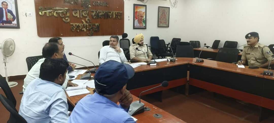 प्रेस विज्ञप्ति
समाहरणालय, मधेपुरा
जिला सूचना एवं जनसम्पर्क कार्यालय, मधेपुरा
दिनांक : 07 अक्टूबर 2026
*विद्युत सामग्री चोरी पर जिलाधिकारी श्री अभिषेक रंजन एवं पुलिस अधीक्षक श्री संदीप सिंह सख्त*
*अलर्ट मोड में रहने, संदिग्ध स्थलों पर छापेमारी एवं दोषियों के विरुद्ध त्वरित कार्रवाई के निर्देश*
मधेपुरा, 07 अक्टूबर 2026।
आज झल्लू बाबू सभागार, मधेपुरा में जिलाधिकारी श्री अभिषेक रंजन एवं पुलिस अधीक्षक श्री संदीप सिंह की अध्यक्षता में विद्युत सामग्री चोरी की रोकथाम को लेकर समीक्षात्मक बैठक आयोजित की गई।
बैठक में जिलाधिकारी ने विद्युत विभाग के अभियंताओं एवं कर्मियों को अपने-अपने क्षेत्र में अलर्ट मोड में रहने, चोरी की घटना की सूचना तत्काल संबंधित थाना को देने तथा संदिग्ध गतिविधियों पर विशेष निगरानी रखने का निर्देश दिया। दोनों विद्युत कार्यपालक अभियंताओं को अधिक चोरी प्रभावित क्षेत्रों में पूर्व में पकड़े गए आरोपियों एवं संदिग्धों की सूची उपलब्ध कराने को कहा गया।
समीक्षा में बताया गया कि जिले में ट्रांसफॉर्मर तेल चोरी से संबंधित 119 प्राथमिकी दर्ज हैं। इनमें मधेपुरा 24, मुरलीगंज 21, शंकरपुर 15, कुमारखंड 13, पुरैनी 09 तथा सिंहेश्वर 06 मामले शामिल हैं।
वहीं, विद्युत तार चोरी से संबंधित 98 प्राथमिकी दर्ज हैं, जिनमें लगभग 283 किलोमीटर तार चोरी की घटनाएं शामिल हैं। इनमें मधेपुरा प्रमंडल में लगभग 123 किलोमीटर तथा उदाकिशुनगंज प्रमंडल में लगभग 160 किलोमीटर तार चोरी से संबंधित मामले हैं। बिहारीगंज में 14, शंकरपुर एवं सिंहेश्वर में 10-10, मधेपुरा, कुमारखंड एवं ग्वालपाड़ा में 08-08 तथा गम्हरिया में 07 प्राथमिकी दर्ज हैं।
पुलिस अधीक्षक श्री संदीप सिंह ने संबंधित पुलिस पदाधिकारियों को संदिग्ध स्थलों पर छापेमारी एवं चोरी की घटनाओं में संलिप्त व्यक्तियों के विरुद्ध त्वरित कार्रवाई सुनिश्चित करने का निर्देश दिया।
*जनहित अपील*
जिला प्रशासन आमजन से अपील करता है कि विद्युत तार, ट्रांसफॉर्मर तेल, पोल अथवा अन्य विद्युत सामग्री की चोरी या संदिग्ध गतिविधि की जानकारी मिलते ही तत्काल संबंधित थाना अथवा विद्युत विभाग को सूचित करें। आपकी सतर्कता विद्युत व्यवस्था की सुरक्षा और निर्बाध विद्युत आपूर्ति में महत्वपूर्ण योगदान दे सकती है।
Information & Public Relations Department, Government of Bihar
CMO Bihar
Samrat Choudhary
Narendra Modi