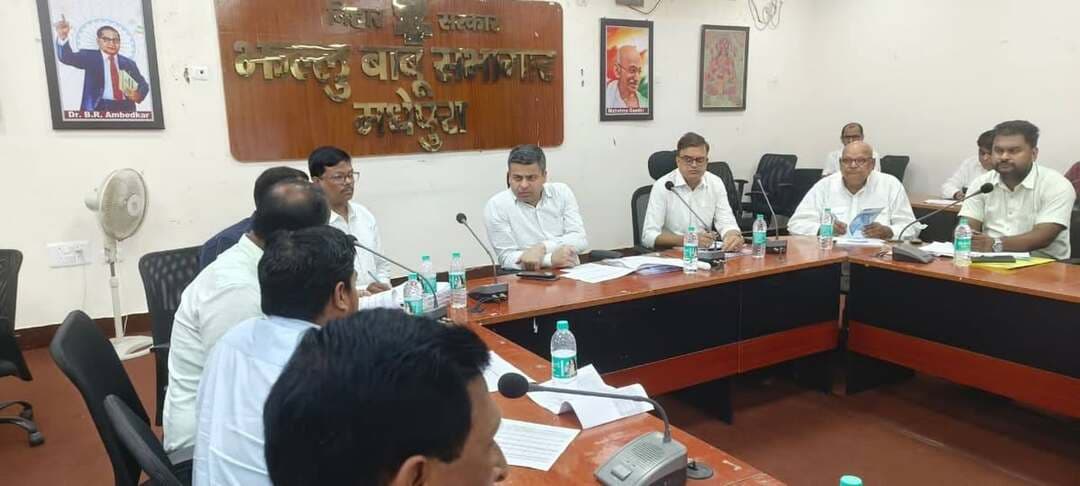 *प्रेस विज्ञप्ति*
समाहरणालय, मधेपुरा
जिला सूचना एवं जनसम्पर्क कार्यालय,
दिनांक : 07 अक्टूबर 2026
*पीएम सूर्य घर मुफ्त बिजली योजना के लंबित बैंक ऋणों की जिलाधिकारी ने की समीक्षा*
*समयबद्ध ऋण स्वीकृति एवं वितरण के साथ सोलर स्थापना में तेजी लाने का निर्देश*
मधेपुरा, 07 अक्टूबर 2026।
झल्लू बाबू सभागार, मधेपुरा में जिलाधिकारी श्री अभिषेक रंजन की अध्यक्षता में पीएम सूर्य घर मुफ्त बिजली योजना के अंतर्गत लंबित बैंक ऋणों की प्रगति की समीक्षा हेतु बैठक आयोजित की गई। बैठक में उपविकास आयुक्त श्री अरुण कुमार समेत जिले के सभी विद्युत अभियंताओं एवं विभिन्न बैंकों के शाखा प्रबंधकों ने भाग लिया।
जिलाधिकारी ने सभी शाखा प्रबंधकों को निर्देश दिया कि योजना के तहत लंबित आवेदनों का समयबद्ध निष्पादन करते हुए ऋण स्वीकृति एवं राशि का वितरण सुनिश्चित करें। जिन आवेदनों में दस्तावेजों की कमी है, उसकी स्पष्ट जानकारी संबंधित आवेदक एवं कनीय विद्युत अभियंता को उपलब्ध कराई जाए, ताकि आवश्यक दस्तावेज शीघ्र पूर्ण कराकर आवेदन का निष्पादन किया जा सके।
उन्होंने विद्युत अभियंताओं को निर्देश दिया कि लंबित ऋण वाले सभी उपभोक्ताओं का अद्यतन एवं व्यवस्थित विवरण तैयार रखें तथा संबंधित बैंक शाखाओं के साथ निरंतर समन्वय स्थापित कर ऋण स्वीकृति की प्रक्रिया में आवश्यक सहयोग करें।
जिलाधिकारी ने स्पष्ट निर्देश दिया कि ऋण उपलब्ध होने के बाद सोलर प्लांट की स्थापना में अनावश्यक विलंब न हो और शत-प्रतिशत मामलों में समय पर सोलर स्थापना सुनिश्चित की जाए। साथ ही, योजना के व्यापक प्रचार-प्रसार के माध्यम से अधिकाधिक पात्र परिवारों को सौर ऊर्जा अपनाने के लिए प्रेरित करने को कहा।
*जनहित अपील*
जिले के नागरिकों से अपील है कि *पीएम सूर्य घर मुफ्त बिजली योजना का लाभ उठाते हुए अपने घरों पर सोलर संयंत्र स्थापित कर स्वच्छ एवं किफायती ऊर्जा को बढ़ावा दें।*
*पात्र आवेदक ऋण प्रक्रिया में आवश्यक दस्तावेज समय पर उपलब्ध कराएं और योजना से संबंधित जानकारी के लिए संबंधित विद्युत कार्यालय अथवा बैंक शाखा से संपर्क करें।*
Energy Department, Bihar
CMO Bihar
Samrat Choudhary
Narendra Modi
Information & Public Relations Department, Government of Bihar