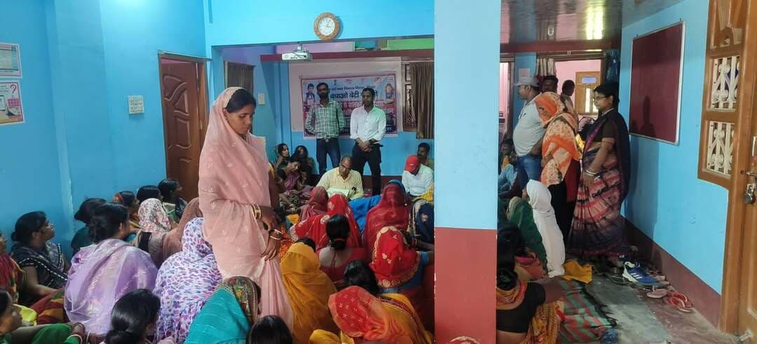 *प्रेस विज्ञप्ति*
समाहरणालय, मधेपुरा
जिला जनसंपर्क कार्यालय
दिनांक : 07 अक्टूबर 2026
‘ *सखी वार्ता’ के माध्यम से महिलाओं एवं किशोरियों को अधिकार, सुरक्षा एवं सशक्तिकरण के प्रति किया गया जागरूक*
*बेटी बचाओ-बेटी पढ़ाओ के संदेश के साथ बाल विवाह, दहेज एवं घरेलू हिंसा के विरुद्ध सामूहिक संकल्प*
मधेपुरा, 07 अक्टूबर 2026। महिला एवं बाल विकास निगम, बिहार के अंतर्गत जिला हब फॉर एम्पावरमेंट ऑफ वीमेन (DHEW), मधेपुरा द्वारा कुमारखंड परियोजना अंतर्गत सूरज सीएलएफ में महिलाओं एवं किशोरियों के बीच बेटी बचाओ-बेटी पढ़ाओ योजना के तहत ‘सखी वार्ता’ कार्यक्रम आयोजित किया गया।
कार्यक्रम में महिलाओं एवं किशोरियों को महिला सुरक्षा, लैंगिक समानता, महिला सशक्तिकरण, बाल विवाह निषेध, दहेज प्रथा उन्मूलन, घरेलू हिंसा से संरक्षण तथा महिलाओं के कानूनी अधिकारों के संबंध में जानकारी दी गई। साथ ही, सरकार द्वारा संचालित विभिन्न कल्याणकारी योजनाओं की जानकारी देते हुए पात्र लाभुकों को योजनाओं का लाभ दिलाने के लिए आवश्यक दस्तावेज भी प्राप्त किए गए।
महिलाओं को किसी भी प्रकार की हिंसा, उत्पीड़न अथवा आपात स्थिति में तत्काल सहायता के लिए महिला हेल्पलाइन-181, आपातकालीन सेवा-112 एवं चाइल्ड हेल्पलाइन-1098 के उपयोग के बारे में बताया गया। संवाद के दौरान प्रतिभागियों ने अपने अनुभव एवं समस्याएं साझा कीं तथा महिला सुरक्षा एवं सशक्तिकरण से जुड़े विषयों पर चर्चा की।
कार्यक्रम में जिला परियोजना प्रबंधक अमन कुमार, जिला मिशन समन्वयक इमरान आलम, लैंगिक विशेषज्ञ मुमताज आलम, वित्तीय साक्षरता विशेषज्ञ अभिमन्यु कुमार, सूरज सीएलएफ के एरिया कोऑर्डिनेटर आनंद कुमार, कम्युनिटी कोऑर्डिनेटर नितिन कुमार सहित शिरोमणि देवी, नूतन कुमारी, रीना देवी एवं जीविका की दीदियां उपस्थित रहीं।
कार्यक्रम के अंत में उपस्थित सभी दीदियों ने बाल विवाह मुक्त एवं जागरूक समाज के निर्माण, बेटियों की शिक्षा को बढ़ावा देने तथा लैंगिक समानता एवं महिला सम्मान को सुदृढ़ करने हेतु सामूहिक रूप से शपथ ली।
ICDS Directorate Bihar
Industries Department, Bihar
Samrat Choudhary
CMO Bihar
Narendra Modi