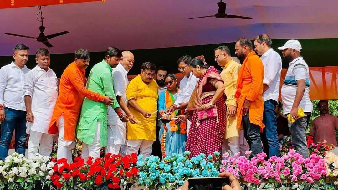 सहरसा में ‘विकसित भारत संकल्प सभा’, कार्यकर्ताओं ने सुना PM मोदी का लाइव संबोधन..see more
सहरसा। पटेल मैदान में बुधवार को भाजपा जिलाध्यक्ष साजन शर्मा की अध्यक्षता में ‘विकसित भारत संकल्प सभा’ का आयोजन किया गया। कार्यक्रम में मुख्य अतिथि विधान पार्षद एवं पूर्व मंत्री शीला पंडित, पूर्व मंत्री डॉ. आलोक रंजन झा समेत भाजपा के कई वरिष्ठ नेता, पदाधिकारी और कार्यकर्ता मौजूद रहे। सभा में प्रधानमंत्री नरेंद्र मोदी के 25 वर्षों के सेवा संकल्प के तहत आयोजित लाइव वर्चुअल कार्यक्रम का प्रसारण किया गया, जिसे मौजूद कार्यकर्ताओं एवं लोगों ने सुना। कार्यक्रम के बाद शीला पंडित के नेतृत्व में पटेल मैदान से सेवा चौक तक ‘विकसित भारत संकल्प सेवा ज्योति यात्रा’ निकाली गई। इस दौरान पटेल मैदान के समीप ‘विकसित भारत संकल्प सेवा चौक’ का नामकरण कर सेवा ज्योति स्थापित की गई।कार्यक्रम में भाजपा नेताओं और कार्यकर्ताओं ने सेवा, विकास और राष्ट्र निर्माण के संकल्प को आगे बढ़ाने का आह्वान किया।
#Saharsa #Bihar #ViksitBharat #BJPBihar #PMModi #NarendraModi #SaharsaNews #KosiSamachar