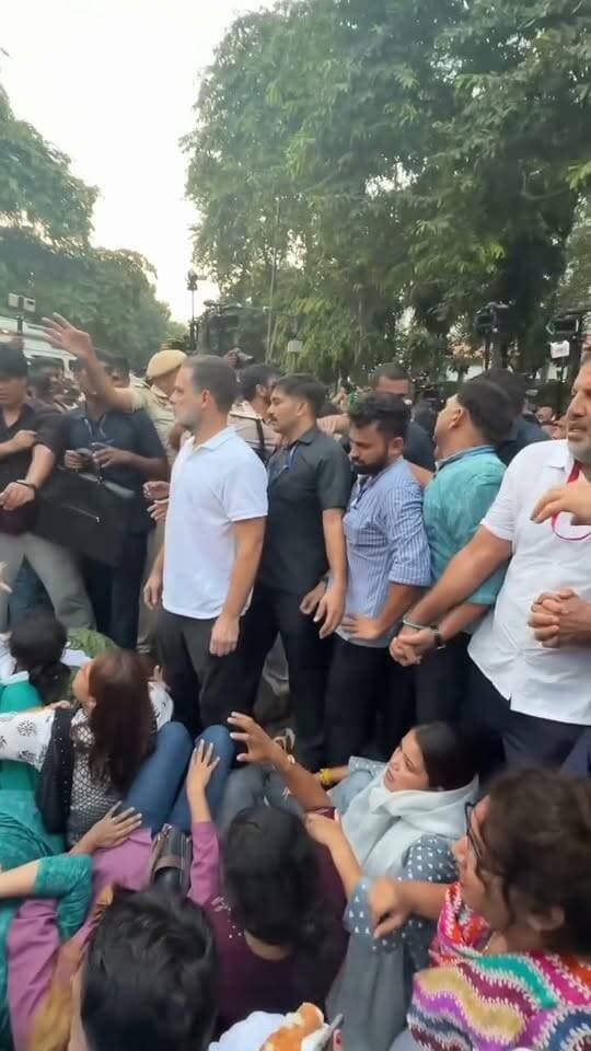पुलिस को गद्दारों की ढाल बनाकर ये मत सोचना कि बच जाओगे - देशद्रोह की कीमत चुकानी ही पड़ेगी।