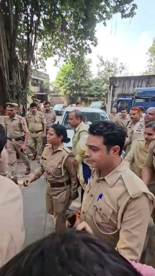 पति की हत्या के बाद पास में रख दिया था सांप!
मेरठ के चर्चित हत्याकांड में आज अदालत सुनाएगी फैसला उत्तर प्रदेश के मेरठ से एक बड़ी खबर सामने आ रही है। मेरठ की ADJ-12 अदालत में अपने ही पति की निर्मम हत्या की आरोपी पत्नी रविता और उसके प्रेमी अमरदीप को पेश किया गया है। इस सनसनीखेज हत्याकांड में अदालत में सुनवाई जारी है और थोड़ी ही देर में कोर्ट अपना फैसला सुनाने जा रही है। 📌 मामले से जुड़ी मुख्य बातें: खौफनाक वारदात: 13 अप्रैल 2025 को अमित कश्यप की उसकी ही पत्नी रविता ने अपने प्रेमी अमरदीप के साथ मिलकर बेरहमी से हत्या कर दी थी। पुलिस को गुमराह करने की साजिश: हत्या को हादसा दिखाने और पुलिस की आंखों में धूल झोंकने के लिए आरोपियों ने लाश के पास एक सांप लाकर रख दिया था, ताकि मामला सर्पदंश (Snake bite) का लगे। आज होगा फैसला: पुलिस की जांच में इस खौफनाक साजिश की परतें खुलीं और दोनों आरोपियों को गिरफ्तार कर लिया गया था। अब इस पूरे मामले पर अदालत का अंतिम फैसला आने वाला है। 🎥 वीडियो क्रेडिट: सोशल मीडिया 💬 आपकी क्या राय है? रिश्तों को तार-तार करने वाली और पुलिस को गुमराह करने की इस साजिश पर आपकी क्या राय है? अपनी प्रतिक्रिया कमेंट में जरूर दर्ज करें! #meerut #UP #Crime #snakebitemurder #ladieskiller