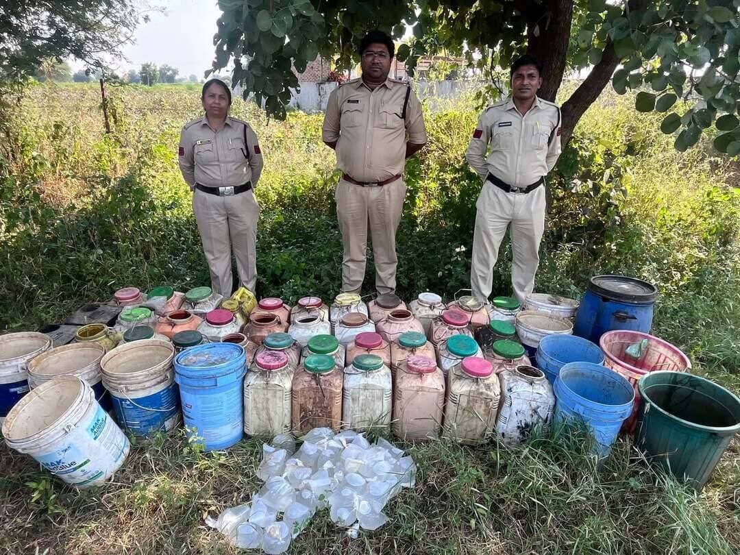 अवैध मदिरा के विरुद्ध आबकारी विभाग की कार्रवाई ,70 लीटर हाथ भट्टी शराब व 1200 किलो महुआ लहान जब्त
---
आबकारी विभाग की टीम ने बुधवार को मूंदी एवं पुनासा क्षेत्र के विभिन्न गांवों में अवैध मदिरा के संग्रहण एवं विक्रय के विरुद्ध कार्रवाई की। जिला आबकारी अधिकारी श्री विनय रंगशाही ने बताया कि सहायक जिला आबकारी अधिकारी एवं आबकारी कंट्रोलर श्री चंदन सिंह मीणा के नेतृत्व में आबकारी दल द्वारा मूंदी सहित ग्राम रामपुरा, देगावा, केलवाखुर्द एवं सक्तापुर में नाले किनारे झाड़ियों में दबिश दी गई।
जिला आबकारी अधिकारी ने बताया की कार्रवाई के दौरान 70 लीटर हाथ भट्टी मदिरा एवं 1200 किलोग्राम महुआ लहान बरामद किया गया। महुआ लहान को मौके पर ही विधिवत नष्ट किया गया। उन्होंने बताया की इस कार्रवाई में मध्यप्रदेश आबकारी अधिनियम की धारा के तहत कुल 10 प्रकरण दर्ज किए गए। जब्त मदिरा एवं महुआ लहान का अनुमानित बाजार मूल्य लगभग 1 लाख 31 हजार रुपये है।
जिला आबकारी अधिकारी ने बताया की विभाग द्वारा जिले में अवैध मदिरा के संग्रहण, निर्माण एवं विक्रय के विरुद्ध इस प्रकार की कार्रवाई निरंतर जारी रहेगी। कार्रवाई में आबकारी उपनिरीक्षक श्री विकास दत्त शर्मा, मुख्य आरक्षक श्रीमती संगीता डांगुरे एवं श्री देवराम रावत सहित आबकारी अमला उपस्थित रहा।
Jansampark Madhya Pradesh
General Administration Department, MP
Home Department of Madhya Pradesh
SP Khandwa
#khandwa