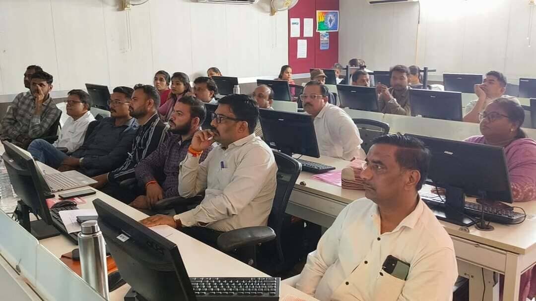 जनगणना 2027 के द्वितीय चरण के लिए जिला स्तरीय प्रशिक्षण आयोजित
---
जनगणना 2027 के द्वितीय चरण अर्थात जनसंख्या की गणना के कार्य को सुचारू एवं व्यवस्थित रूप से संपादित करने के उद्देश्य से जिला स्तरीय दो दिवसीय प्रशिक्षण कार्यक्रम का आयोजन किया जा रहा है। प्रशिक्षण के प्रथम बुधवार को प्रातः 10 बजे से शाम 5 बजे तक संबंधित अधिकारियों एवं कर्मचारियों को प्रशिक्षण प्रदान किया गया।
जिला जनगणना अधिकारी श्री बजरंग बहादुर सिंह ने बताया कि जनगणना कार्य निदेशालय, भोपाल से आए प्रशिक्षक सुश्री आयुषी यादव एवं सुश्री आयुषी भावसार ने प्रशिक्षण में जनसंख्या गणना से संबंधित विभिन्न प्रक्रियाओं, प्रपत्रों एवं कार्यप्रणाली की जानकारी दी। प्रशिक्षण में जिले की समस्त तहसीलों के चार्ज अधिकारी, अतिरिक्त चार्ज अधिकारी, जनगणना लिपिक एवं तकनीकी सहायकों ने सहभागिता की। उन्होंने बताया की प्रशिक्षण का उद्देश्य जनगणना कार्य में लगे अधिकारियों एवं कर्मचारियों को आवश्यक तकनीकी एवं व्यवहारिक जानकारी प्रदान कर आगामी जनसंख्या गणना कार्य को प्रभावी ढंग से संपन्न कराना है। इस दौरान जिला जनगणना लिपिक श्री संतोष कुमार पालवी एवं जिला जनगणना तकनीकी सहायक कुमारी प्रियंका एकले सहित संबंधित अधिकारी-कर्मचारी उपस्थित रहे।
Jansampark Madhya Pradesh
General Administration Department, MP
Panchayat, Rural Development and Social Welfare Department of Madhya Pradesh
#khandwa