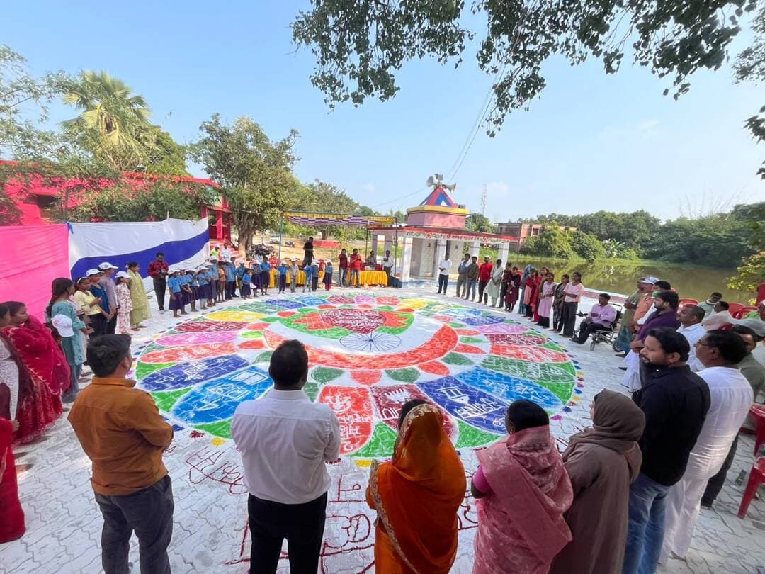 सेवा संकल्प–“सेवा के रंग” में बेनीपट्टी की 40 फीट भव्य रंगोली ने बिखेरे रंग
बेनीपट्टी। सेवा संकल्प–“सेवा के रंग” कार्यक्रम के तहत बेनीपट्टी नगर पंचायत की ओर से सरिसब गांव स्थित बेलही पोखर के किनारे बेलही भगवती स्थान के प्रांगण में करीब 40 फीट की भव्य रंगोली तैयार की गई।
रंगोली के माध्यम से विभिन्न सामाजिक संदेशों, जनकल्याण एवं सेवा से जुड़े विषयों को आकर्षक ढंग से प्रदर्शित किया गया।
इस भव्य रंगोली को बेनीपट्टी की रंगोली कलाकार पूजा झा, अंकिता झा, प्रियंका कुमारी, महिमा ठाकुर, सोनाली ठाकुर, हेमा ठाकुर, राधा कुमारी, रागनी कुमारी, रौशनी कुमारी, मनीषा कुमारी, श्रुति कुमारी, पूजा कुमारी, ममिता कुमारी, आदिति कुमारी, संगम कुमारी एवं कौशिकी कुमारी ने मिलकर तैयार किया।
कार्यक्रम में मुख्य पार्षद मंजू देवी, कार्यपालक पदाधिकारी गौतम आनंद, उप मुख्य पार्षद दीपशिखा कुमारी, स्वच्छता पदाधिकारी शिवकुमार सहित नगर पंचायत के सभी पार्षद, कर्मी एवं अन्य लोग उपस्थित रहे।
रंगों के जरिए सेवा, स्वच्छता, विकास और जनभागीदारी का संदेश देने वाली इस भव्य रंगोली ने कार्यक्रम को खास बना दिया।