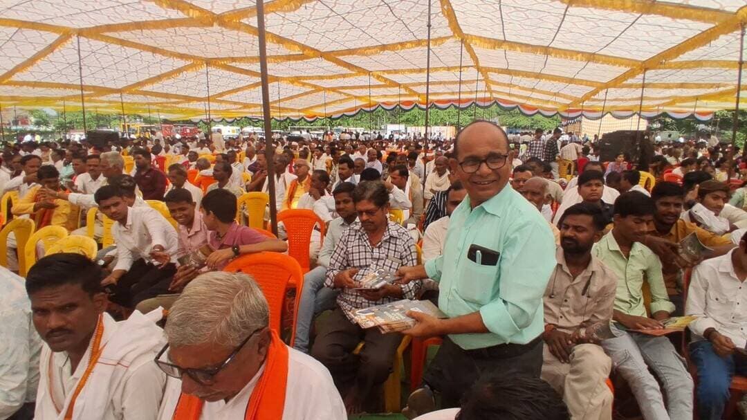 सेवा से संकल्प अभियान
==
विकसित भारत संकल्प सभा तथा सेवा ज्योति यात्रा कार्यक्रम के दौरान बदलते दौर का मध्य प्रदेश’ जिला विकास पुस्तिका का किया गया वितरण
==
सेवा से संकल्प अभियान अंतर्गत आज उत्कृष्ट विद्यालय परिसर में आयोजित संकल्प सभा तथा सेवा ज्योति यात्रा कार्यक्रम के दौरान जनसंपर्क विभाग द्वारा ‘बदलते दौर का मध्य प्रदेश’ के अंतर्गत दमोह जिले की विकास यात्रा एवं उपलब्धियों पर आधारित पुस्तिका का वितरण किया गया। पुस्तिका का वितरण जनप्रतिनिधियों तथा बड़ी संख्या में उपस्थित नागरिकों को किया गया।
पुस्तिका के माध्यम से दमोह जिले में विभिन्न क्षेत्रों में हुए विकास कार्यों, उपलब्धियों तथा शासन की जनकल्याणकारी योजनाओं की जानकारी आमजन तक पहुंचाई गई। इस दौरान नागरिकों को जिले की विकास गाथा से अवगत कराया गया तथा विकास कार्यों से संबंधित महत्वपूर्ण जानकारियां साझा की गईं।
जनसंपर्क विभाग द्वारा प्रकाशित इस पुस्तिका के माध्यम से जिले के विकास की दिशा में किए जा रहे सकारात्मक प्रयासों एवं विभिन्न उपलब्धियों को संक्षिप्त एवं सहज रूप में नागरिकों के समक्ष प्रस्तुत किया गया। उपस्थित नागरिकों ने पुस्तिका में प्रकाशित विकास संबंधी जानकारी में रुचि दिखाई।