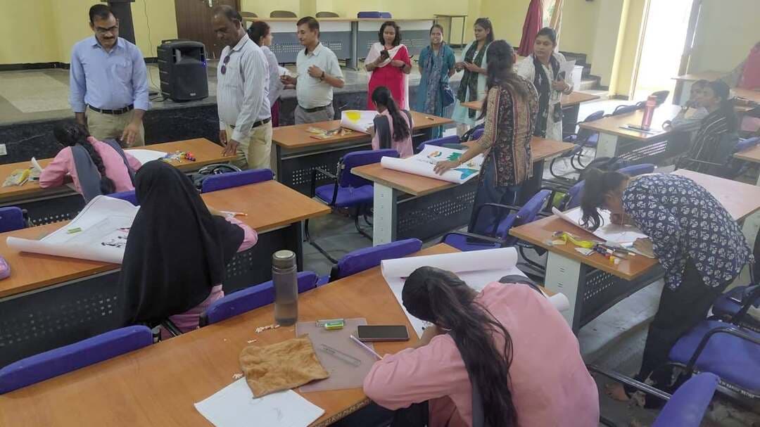 शासकीय कमला नेहरू महिला महाविद्यालय, दमोह मद्य निषेध सप्ताह के अंतर्गत प्रतियोगिताओं का आयोजन
==
सामाजिक न्याय एवं दिव्यांगजन सशक्तिकरण विभाग द्वारा जारी निर्देशों के परिपालन में महात्मा गांधी जी की 157वीं जयंती के अवसर पर 02 से 08 अक्टूबर 2026 तक आयोजित मद्य निषेध सप्ताह के अंतर्गत शासकीय कमला नेहरू महिला महाविद्यालय, दमोह में 07 अक्टूबर को प्राचार्य डॉ. जी.पी चौधरी के मार्गदर्शन में विभिन्न जागरूकता प्रतियोगिताओं का आयोजन किया गया।
महाविद्यालय में छात्राओं के मध्य रंगोली, पोस्टर एवं भाषण प्रतियोगिता आयोजित की गई। प्रतियोगिताओं का उद्देश्य समाज में नशामुक्ति, मद्य निषेध तथा स्वस्थ एवं जागरूक समाज के निर्माण के प्रति चेतना उत्पन्न करना रहा।