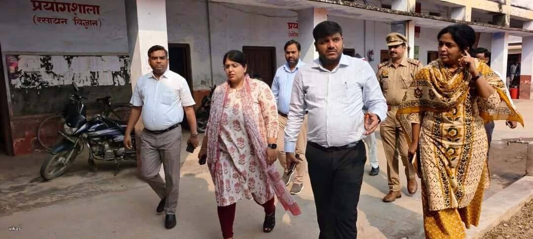 _*डीएम की अध्यक्षता में नगरीय निकाय उप निर्वाचन-2026 को निष्पक्ष, पारदर्शी एवं सकुशल सम्पन्न कराने हेतु बैठक सम्पन्न*_
_*डीएम ने सभी व्यवस्थाओं को समय से पूर्ण करने के दिये निर्देश*_
_*रायबरेली, 07 अक्टूबर 2026*_
जिलाधिकारी/जिला निर्वाचन अधिकारी (पंचायत एवं नगरीय निकाय) रायबरेली सरनीत कौर ब्रोका की अध्यक्षता में आज तहसील सलोन के सभागार में नगरीय निकाय उप निर्वाचन-2026 के अंतर्गत नगर पंचायत सलोन के रिक्त पद पर होने वाले उप निर्वाचन को निष्पक्ष, पारदर्शी एवं सकुशल सम्पन्न कराए जाने के उद्देश्य से संबंधित अधिकारियों के साथ बैठक आयोजित की गई।
बैठक में रिटर्निंग ऑफिसर (आर0ओ0), सहायक रिटर्निंग ऑफिसर (ए0आर0ओ0), जोनल मजिस्ट्रेट, सेक्टर मजिस्ट्रेट सहित निर्वाचन से जुड़े अन्य अधिकारियों ने प्रतिभाग किया। जिलाधिकारी/जिला निर्वाचन अधिकारी ने सभी अधिकारियों को निर्वाचन आयोग द्वारा निर्धारित नियमों एवं दिशा-निर्देशों का अक्षरशः अनुपालन सुनिश्चित करने के निर्देश दिए।
जिलाधिकारी ने जोनल एवं सेक्टर मजिस्ट्रेट सहित सम्बन्धित अधिकारियों को अपने-अपने क्षेत्रों का भ्रमण कर मतदान केंद्रों पर उपलब्ध व्यवस्थाओं का जायजा लेने तथा आवश्यक व्यवस्थाएं समय से पूर्ण कराने के निर्देश दिए। उन्होंने मतदान केंद्रों पर आवश्यक मूलभूत सुविधाएं, सुरक्षा व्यवस्था, कार्मिकों की तैनाती तथा अन्य निर्वाचन व्यवस्थाओं को निर्धारित मानकों के अनुरूप सुनिश्चित करने पर जोर दिया।
उन्होंने कहा कि निर्वाचन प्रक्रिया के प्रत्येक चरण में निष्पक्षता, पारदर्शिता एवं शुचिता बनाए रखी जाए। निर्वाचन से संबंधित सभी व्यवस्थाओं को समयबद्ध ढंग से पूर्ण करते हुए मतदान प्रक्रिया को शांतिपूर्ण एवं सकुशल सम्पन्न कराया जाए। उन्होंने अधिकारियों को अपने-अपने दायित्वों एवं निर्वाचन संबंधी व्यवस्थाओं की गहन जानकारी रखने तथा किसी भी प्रकार की समस्या अथवा शिकायत प्राप्त होने पर तत्काल उसका नियमानुसार निस्तारण सुनिश्चित करने के निर्देश दिए।
उन्होंने कहा कि निर्वाचन कार्य में किसी भी स्तर पर लापरवाही स्वीकार नहीं की जाएगी। सभी अधिकारी एवं कर्मचारी निर्वाचन प्रक्रिया को स्वतंत्र, निष्पक्ष एवं पारदर्शी ढंग से सम्पन्न कराने के लिए आपसी समन्वय के साथ कार्य करें।
बैठक के दौरान निर्वाचन से संबंधित तैयारियों, मतदान केंद्रों की व्यवस्थाओं, कार्मिकों की तैनाती, सुरक्षा व्यवस्था तथा अन्य आवश्यक बिंदुओं पर विस्तृत चर्चा करते हुए संबंधित अधिकारियों को आवश्यक दिशा-निर्देश दिए गए।
इसके पश्चात जिलाधिकारी द्वारा विभिन्न बूथो का निरीक्षण कर व्यवस्थाओं का जायजा लिया गया तथा सम्बन्धित अधिकारियों को आवश्यक दिशा निर्देश दिये गये।
इस मौके पर अपर जिलाधिकारी (प्रशासन)/प्रभारी कानून व्यवस्था सिद्धार्थ, नगर मजिस्ट्रेट राम अवतार, उपायुक्त श्रम रोजगार प्रमोद सिंह, उपजिलाधिकारी सलोन अंकित कुमार, सहायक जिला निर्वाचन अधिकारी विनायक शुक्ला सहित अन्य अधिकारी उपस्थित रहे।