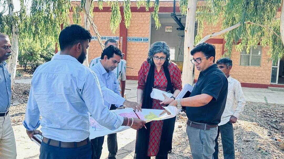 *बाड़मेर लिफ्ट पेयजल परियोजना का निरीक्षण,सुचारू जलापूर्ति सुनिश्चित करने के निर्देश*
*जिला कलक्टर ने जलदाय विभाग के अधिकारियांे के साथ बाड़मेर लिफ्ट पेयजल परियोजना का निरीक्षण किया।*
- *सुचारू जलापूर्ति के लिए आगामी गर्मी के मौसम से पहले लंबित कार्यों को प्राथमिकता से पूरा करवाएं।*
- *बाड़मेर लिफ्ट पेयजल परियोजना के सृदृढ़ीकरण के लिए 50 करोड़ की राशि के उपयोग संबंधित प्रक्रिया मंे तेजी लाने के निर्देश।*
- *पानी की चोरी करने वालांे के खिलाफ पुलिस स्टेशन मंे मामले दर्ज करवाने के निर्देश।*
बाड़मेर,07 अक्टूबर। जिला कलक्टर चिन्मयी गोपाल ने बुधवार को जलदाय विभाग के अधिकारियांे के साथ मोहनगढ़ स्थित बाड़मेर लिफ्ट पेयजल परियोजना के पंपिग स्टेशन का दौरा कर रिजर वायर स्टेशन मंे पानी के स्टोरेज,जलापूर्ति एवं आगामी दिनांे मंे पेयजल संकट से निपटने के लिए प्रभावी कार्य योजना की क्रियान्विति के लिए आवश्यक दिशा-निर्देश दिए।
जिला कलक्टर चिन्मयी गोपाल ने बाड़मेर लिफ्ट पेयजल परियोजना के विभिन्न महत्वपूर्ण स्थलों मोहनगढ़ स्थित रॉ वाटर रिजर वायर , पंपिंग स्टेशन एवं फिल्टर प्लांट, भागू का गांव स्थित पंपिंग स्टेशन तथा कुम्हारों की ढाणी, मणिहारी स्थित एमबीआर, पंप हाउस और फ्लोमीटर आदि का विस्तार से जायजा लिया। उन्हांेने विभागीय अधिकारियांे के साथ निरीक्षण के दौरान पेयजल उत्पादन, वितरण व्यवस्था और छीजत की स्थिति पर गहन विचार विमर्श किया। उन्हांेने जलदाय विभाग के अधिकारियों के साथ जल उत्पादन बढ़ाने के लिए पहले से स्वीकृत कार्यों की प्रगति की समीक्षा की। जिला कलक्टर ने आगामी गर्मी के मौसम से पहले सभी लंबित कार्यों को प्राथमिकता से पूरा करने के स्पष्ट निर्देश दिए। ताकि बाड़मेर शहर और परियोजना पर निर्भर गांवों में पेयजल आपूर्ति निर्बाध बनी रहे। उन्हांेने इस वर्ष बारिश की कमी के कारण पेयजल आपूर्ति की समुचित व्यवस्था को मध्यनजर रखते हुए मुख्य ट्रंक पर पेयजल चोरी एवं छीजत कम करने के लिए निर्देश प्रदान किए। उन्होंने इस कार्य मंे पुलिस प्रशासन की ओर से यथासंभव सहयोग का भरोसा दिलाया। परियोजना के निरीक्षण के दौरान अधीक्षण अभियंता हजारी राम बालवां, सुमेर सिंह रावत, सोनाराम बेनिवाल, परियोजना खंड मोहनगढ़ के अधिशाषी अभियंता पवन परिहार, अशोक मीणा उपस्थित रहें।
*एस्केप रिजर्वायर से अतिरिक्त जल सुरक्षाः* इस दौरान जलदाय विभाग के अधिकारियांे ने इंदिरा गांधी नहर की 1356 आर.डी. पर जल संसाधन विभाग की ओर से निर्मित एस्केप रिजर्व वायर का भी निरीक्षण किया गया। यह रिजर्व वायर अतिवृष्टि के दौरान अतिरिक्त जल संग्रहित करने के लिए तैयार किया गया है। इसको लेकर जिला कलक्टर ने निर्देश दिए कि इस जल को मोहनगढ़ लाकर नहरबंदी या जल संकट की स्थिति में उपयोग में लेने का विस्तृत प्रस्ताव शीघ्र तैयार किया जाए। इससे परियोजना को अतिरिक्त जल स्रोत उपलब्ध होगा और गर्मी के दिनों में आपूर्ति की विश्वसनीयता बढ़ेगी।
*50 करोड़ के बजट से परियोजना के सुदृढ़ीकरण पर तेजी के निर्देश:* बजट घोषणा 2025-26 के तहत बाड़मेर लिफ्ट पेयजल परियोजना के सुदृढ़ीकरण के लिए स्वीकृत 50 करोड़ रुपए की राशि पर भी विशेष जोर दिया गया। जिला कलक्टर ने शीघ्र प्रशासनिक एवं वित्तीय स्वीकृति प्राप्त कर निविदा प्रक्रिया आगे बढ़ाने के निर्देश प्रदान किए। इस राशि से मोहनगढ़ और भागू का गांव समेत प्रमुख पंपिंग स्टेशनों की क्षमता बढ़ाने तथा पूरी प्रणाली को मजबूत करने का काम किया जाएगा। उल्लेखनीय है कि बाड़मेर लिफ्ट पेयजल परियोजना बाड़मेर शहर सहित सैकड़ों गांवों को नहरी पेयजल उपलब्ध कराती है। यहां 50 करोड़ के सुदृढ़ीकरण कार्यों के पूरा होने से जल उत्पादन क्षमता में उल्लेखनीय वृद्धि होने की उम्मीद है। इससे गर्मी के मौसम में भी नियमित और पर्याप्त आपूर्ति सुनिश्चित हो सकेगी तथा परियोजना पर निर्भर ग्रामीण क्षेत्रों एवं शहरवासियों को राहत मिलेगी।
*पानी की चोरी करने वालांे के खिलाफ मामले दर्ज करवाएंः* जिला कलक्टर चिन्मयी गोपाल ने पेयजल चोरी कर कृषि करने अथवा वाणिज्यिक कार्य करने वालों के खिलाफ पीडीआर एक्ट के तहत पेनल्टी वसूलने एवं संबंधित थाने में मामला दर्ज करवाने के निर्देश जलदाय विभाग के अधिकारियांे को दिए।