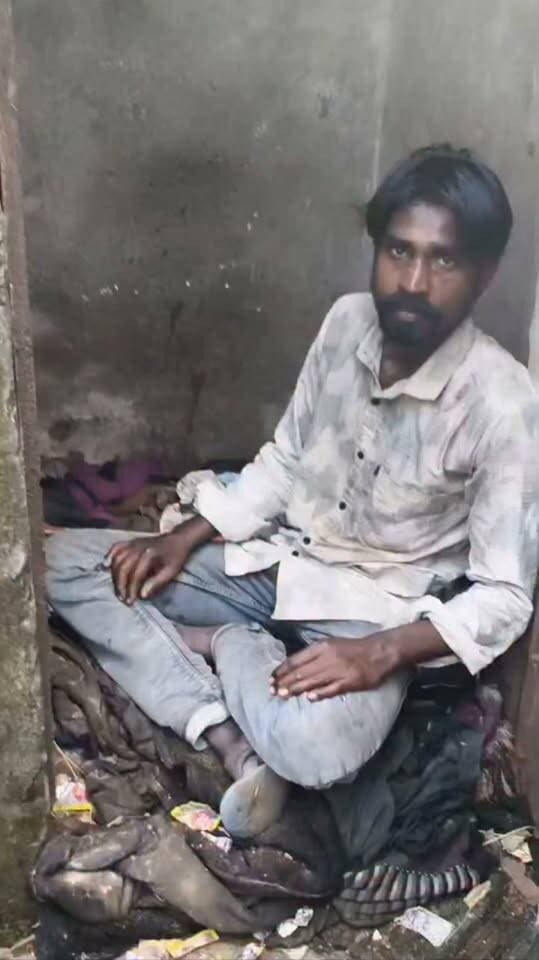 शंकरगढ़ के बेमरा में शौचालय में रहने को मजबूर युवक का दावा, आवास योजना पर उठे सवाल
यूनाइटेड भारत बारा
मनोज कुमार बिन्द
प्रयागराज/शंकरगढ़। शंकरगढ़ विकासखंड के ग्राम सभा बेमरा की दलित बस्ती से एक ऐसा मामला सामने आया है, जिसने ग्रामीण आवास व्यवस्था और सरकारी योजनाओं के क्रियान्वयन पर सवाल खड़े कर दिए हैं। आरोप है कि बस्ती का एक युवक रहने के लिए शौचालय का इस्तेमाल करने को मजबूर है।
मीडिया टीम के गांव पहुंचने पर युवक को कथित तौर पर शौचालय में रहते हुए देखा गया। संबंधित वीडियो भी सामने आया है, जिसमें युवक के रहने की स्थिति दिखाई दे रही है। ग्रामीणों का कहना है कि यदि पात्र परिवारों को प्रधानमंत्री आवास योजना का लाभ मिला होता तो उन्हें इस तरह रहने के लिए मजबूर नहीं होना पड़ता।
ग्रामीणों ने ग्राम प्रधान पर दलित बस्ती में आवास योजना सहित विकास कार्यों को लेकर लापरवाही के आरोप लगाए हैं। हालांकि इन आरोपों की स्वतंत्र रूप से पुष्टि होना अभी बाकी है। यह भी स्पष्ट किया जाना आवश्यक है कि संबंधित युवक प्रधानमंत्री आवास योजना के लिए पात्र था या नहीं और उसने योजना के लिए आवेदन किया था अथवा नहीं।
मामला सामने आने के बाद ग्राम विकास अधिकारी और संबंधित विकास विभाग की भूमिका पर भी सवाल उठ रहे हैं। ग्रामीणों की मांग है कि पूरे प्रकरण की निष्पक्ष जांच कराई जाए और यदि जांच में सरकारी योजना के लाभ से पात्र व्यक्ति को वंचित रखने या किसी प्रकार की अनियमितता की पुष्टि होती है तो जिम्मेदार लोगों के खिलाफ नियमानुसार कार्रवाई की जाए।
अब सवाल यह है कि बेमरा की दलित बस्ती में प्रधानमंत्री आवास योजना के तहत कितने पात्र परिवारों को लाभ मिला, कितने आवेदन हुए और कितने आवेदन लंबित या निरस्त किए गए। इन बिंदुओं की विभागीय जांच के बाद ही तस्वीर पूरी तरह स्पष्ट हो सकेगी।