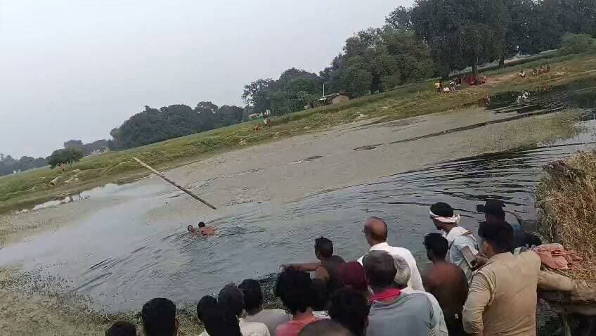 मेजा के चोरबना में तालाब में डूबा युवक, एनडीआरएफ ने शुरू की तलाश
प्रयागराज/मेजा। मेजा थाना क्षेत्र के चोरबना गांव में बुधवार को मछली मारने गए एक युवक के गहरे तालाब में डूबने की सूचना से हड़कंप मच गया। घटना की जानकारी ग्रामीणों ने रामनगर चौकी प्रभारी अभिनव उपाध्याय को फोन पर दी। सूचना मिलते ही पुलिस सक्रिय हुई और एनडीआरएफ टीम को मौके पर बुलाकर तालाब में युवक की तलाश शुरू कराई गई।
जानकारी के अनुसार सोनाई गांव निवासी विकास भारतीय पुत्र फूलचंद भारतीय चोरबना स्थित एक तालाब में मछली मारने गया था। इसी दौरान उसके गहरे पानी में डूबने की आशंका जताई जा रही है। ग्रामीणों के अनुसार काफी तलाश के बावजूद युवक का पता नहीं चल सका।
सूचना मिलने के बाद रामनगर चौकी प्रभारी अभिनव उपाध्याय पुलिस टीम के साथ मौके पर पहुंचे। इसके बाद एनडीआरएफ की टीम ने गहरे तालाब में खोजबीन शुरू कर दी। टीम द्वारा पानी के भीतर युवक की तलाश की जा रही है।
समाचार लिखे जाने तक युवक बरामद नहीं हो सका था। पुलिस और एनडीआरएफ टीम की तलाश जारी है। घटना की जानकारी मिलते ही युवक के परिजनों में भी चिंता और अफरा-तफरी का माहौल है।
