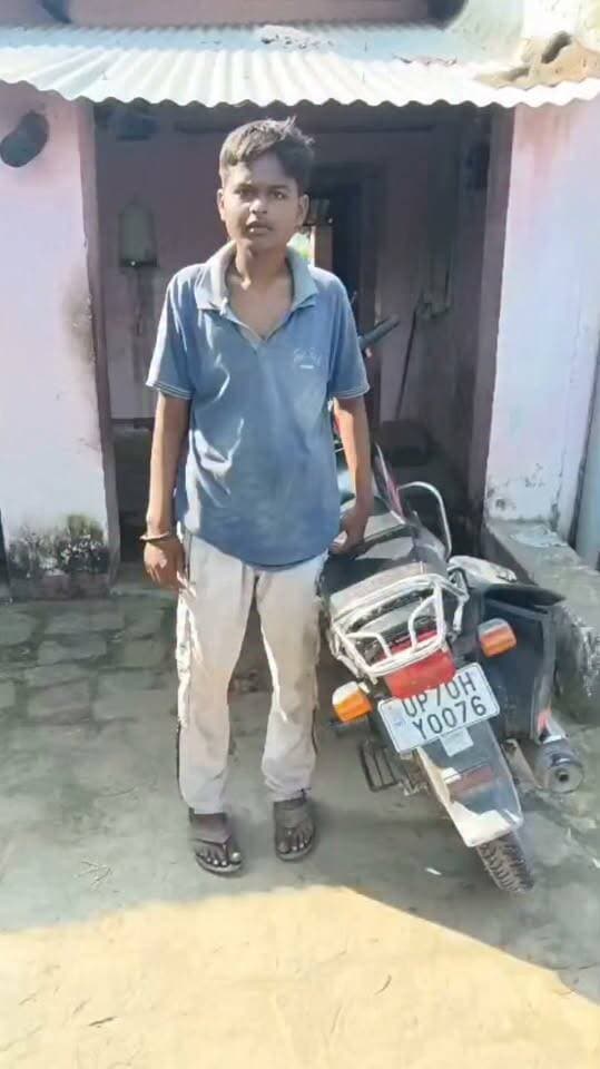 मेजा के बधवां में तेज रफ्तार बाइक ने स्कूली छात्रा को मारी टक्कर, गंभीर घायल
प्रयागराज/मेजा। मेजा थाना क्षेत्र के बधवां गांव में मंगलवार को तेज रफ्तार बाइक की टक्कर से साइकिल सवार स्कूली छात्रा गंभीर रूप से घायल हो गई। हादसे के बाद मौके से भागने का प्रयास कर रहे बाइक चालक को ग्रामीणों ने पकड़कर पुलिस के हवाले कर दिया। चालक की उम्र करीब 14 वर्ष बताई जा रही है।
जानकारी के अनुसार बधवां निवासी नीरज यादव की पुत्री स्नेहा यादव छह अक्टूबर को दोपहर करीब 2:15 बजे स्कूल से साइकिल पर घर लौट रही थी। आरोप है कि इसी दौरान गलत दिशा से तेज रफ्तार में आ रही बाइक संख्या UP70HY0076 ने छात्रा को जोरदार टक्कर मार दी। हादसे में छात्रा के हाथ, पैर और कमर में चोटें आईं। दुर्घटना में उसकी साइकिल भी क्षतिग्रस्त हो गई।
टक्कर के बाद बाइक चालक मौके से भागने लगा, लेकिन आसपास मौजूद ग्रामीणों ने पीछा कर उसे पकड़ लिया। चालक की पहचान आयुष पटेल पुत्र सीताराम पटेल, निवासी बधवां के रूप में हुई है। उसकी उम्र करीब 14 वर्ष बताई जा रही है।
घटना के संबंध में घायल छात्रा के पिता नीरज यादव ने मेजा थाने में तहरीर देकर कार्रवाई की मांग की है। पीड़ित पक्ष की ओर से दुर्घटना स्थल से संबंधित फोटो और वीडियो भी पुलिस को उपलब्ध कराए गए हैं।
पुलिस ने बाइक को कब्जे में लेकर मामले की जांच शुरू कर दी है। घटना के बाद ग्रामीणों ने नाबालिगों द्वारा वाहन चलाए जाने पर प्रभावी रोक लगाने की मांग उठाई है। पुलिस द्वारा मामले में नियमानुसार कार्रवाई की जा रही है।नोट: नाबालिग होने के कारण खबर में उसकी पहचान को लेकर सावधानी बरतना बेहतर है; प्रकाशन से पहले पुलिस रिकॉर्ड के अनुसार उम्र और घटना की धाराओं की पुष्टि कर लें।