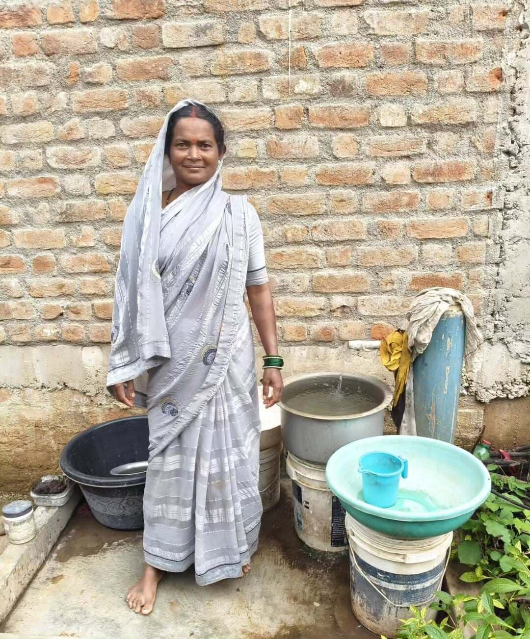 सेवा की कहानी: ग्राम लिमो के हर घर पहुंचा नल से जल
सेवा संकल्प अभियान के अंतर्गत विकासखंड छुईखदान के ग्राम लिमो में जल जीवन मिशन के माध्यम से 229 परिवारों के घरों तक नल से स्वच्छ पेयजल पहुंचने से ग्रामीणों के जीवन में सकारात्मक बदलाव आया है। गांव में 60 किलोलीटर क्षमता के जलागार का निर्माण और पाइपलाइन नेटवर्क के विस्तार से घर-घर जलापूर्ति की सुविधा विकसित हुई है। अब ग्रामीण परिवारों को पेयजल के लिए दूर जाने की जरूरत कम हुई है, जिससे विशेष रूप से महिलाओं और बच्चों का समय एवं श्रम बच रहा है।
#सेवा_संकल्प_अभियान #SevaSankalpAbhiyan #SevaSankalp #JanSeva #JanBhagidari