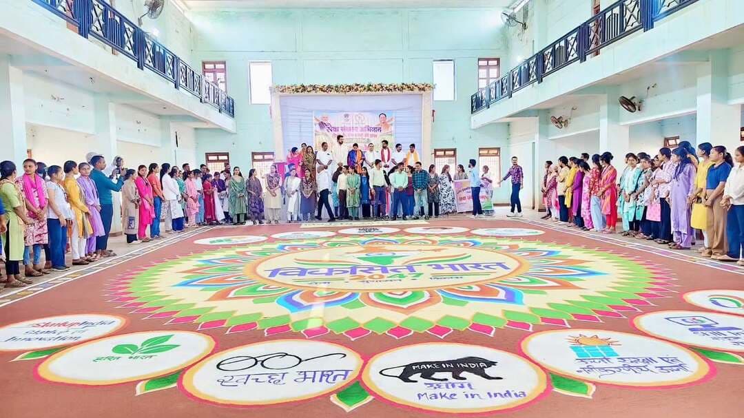 खैरागढ़ में #सेवा_के_रंग_राष्ट्र_के_संग की विशाल रंगोली ने बिखेरे विकास के रंग
सेवा संकल्प अभियान के अंतर्गत ‘सेवा के रंग राष्ट्र के संग—संकल्प की रंगोली’ का भव्य आयोजन नगर पालिका सांस्कृतिक भवन, खैरागढ़ में किया गया। जिला प्रशासन के सहयोग से तैयार की गई इस विशाल रंगोली में विगत 25 वर्षों की विकास यात्रा को रंगों और कलात्मक अभिव्यक्ति के माध्यम से जीवंत रूप दिया गया। शिक्षा, अधोसंरचना, सामाजिक विकास, संस्कृति तथा अन्य प्रमुख क्षेत्रों में हुए विकास कार्यों को रंगोली के माध्यम से आकर्षक ढंग से प्रदर्शित किया गया।
#सेवा_संकल्प_अभियान #SevaSankalpAbhiyan #SevaSankalp #JanSeva_JanBhagidari