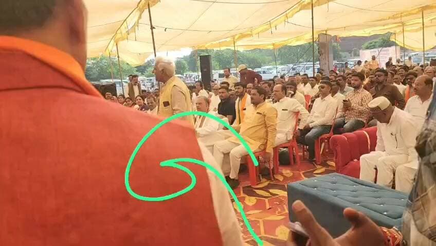 बताओ भला ऐसा कौन करता है बीजेपी के जिला संयोजक को मंच नहीं दिया गया !!
तो नेता जी भड़क गए और अपनी पार्टी के नेताओं को ही गरीयाने लगे !!