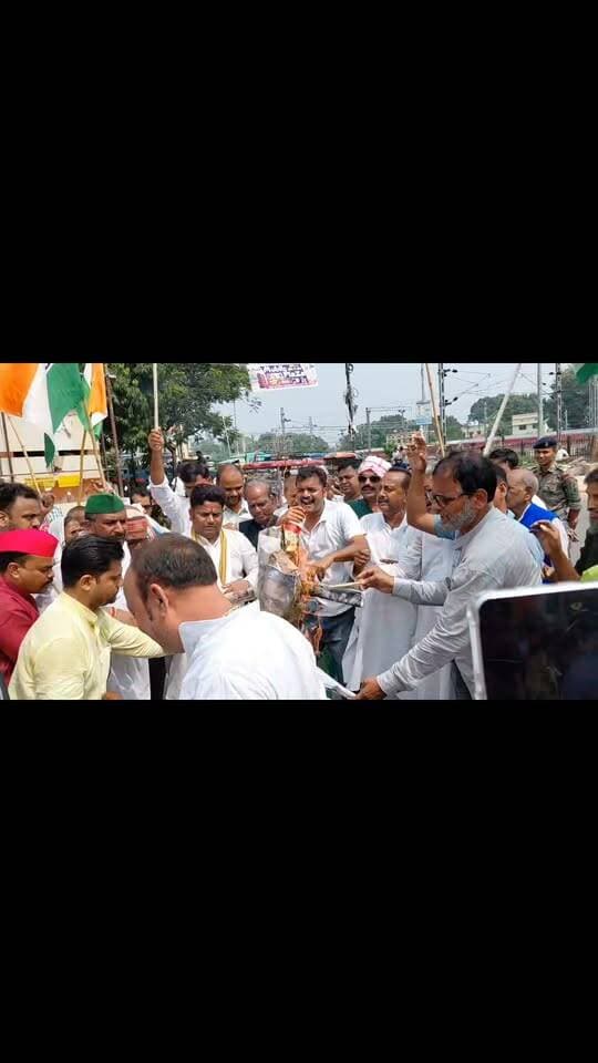 जमालपुर में उबला गुस्सा! वोट चोर गद्दी छोड़ो!
इंडिया गठबंधन नेताओं ने शहर में किया हल्लाबोल ,
फूंका मोदी-शाह और CEC का पुतला।
नारा गूंजा - ज्ञानेश भगाओ, लोकतंत्र बचाओ!
नेताओं का बड़ा आरोप "भाजपा ने वोट चोरी कर सीएम की कुर्सी लूटी, दलित-गरीबों के वोट काटे जा रहे हैं। ये वोटबंदी है!
वोट चोरी पर आप क्या सोचते है, कमेंट में जरूर बताएं 👇