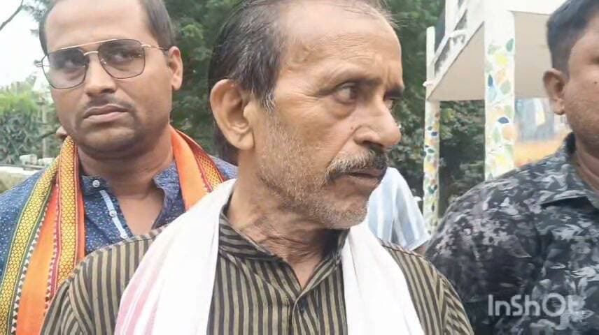 बड़हरा में कृषि इनपुट में कर्मियों के मनमानी को लेकर सरैया व सिन्हा मंडल अध्यक्ष के नेतृत्व में कृषि पदाधिकारी का DM आफिस में मीटिंग के बाद किया गया घेराव
