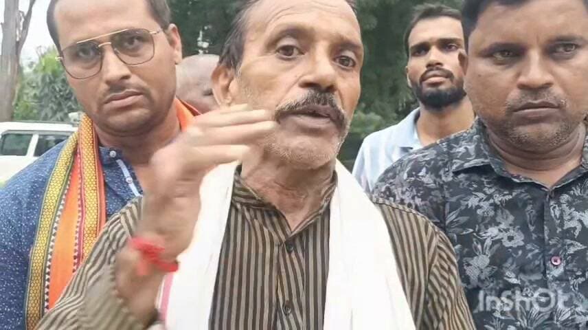 बड़हरा में कृषि इनपुट में गड़बड़ी को लेकर पैक्स अध्यक्ष ने कृषि पदाधिकारी से किए मुलाकात