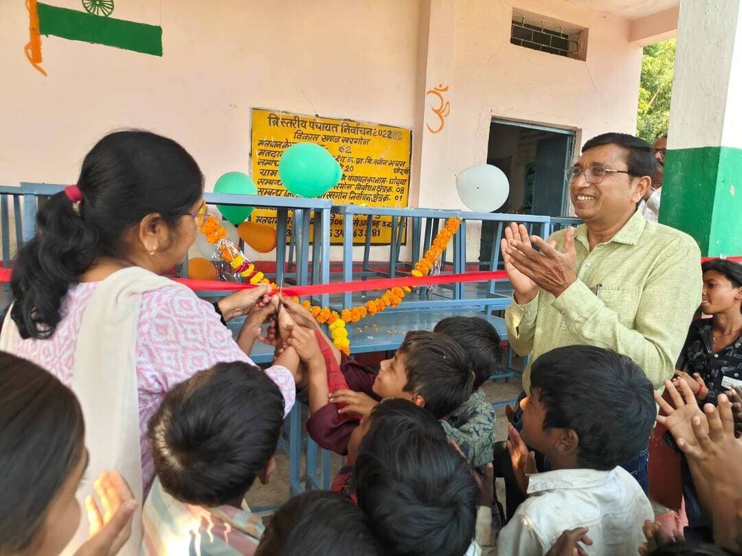 मिशन बेंचमार्क के तहत एकीकृत माध्यमिक विद्यालय घोटिया को मिले 30 सेट फर्नीचर
________________
शैक्षणिक सुविधाओं के विस्तार की दिशा में हायर सेकेंडरी स्कूल घोटिया की सराहनीय पहल
________________
विद्यार्थियों को मिलेगा बेहतर एवं सुविधाजनक अध्ययन का वातावरण
________________
खरगोन 07 अक्टूबर 2026। मिशन बेंचमार्क के तहत शासकीय हायर सेकेंडरी स्कूल घोटिया द्वारा शैक्षणिक सुविधाओं के विस्तार की दिशा में सराहनीय पहल की गई है। कलेक्टर श्री गुरु प्रसाद एवं सहायक आयुक्त, जनजातीय कार्य विभाग डॉ. कविता आर्य के मार्गदर्शन में हायर सेकेंडरी स्कूल घोटिया द्वारा एकीकृत माध्यमिक विद्यालय घोटिया को 30 सेट फर्नीचर प्रदान किए गए।
इस पहल का उद्देश्य विद्यार्थियों को बेहतर एवं सुविधाजनक शैक्षणिक वातावरण उपलब्ध कराना है। विद्यालय को फर्नीचर उपलब्ध होने से विद्यार्थियों को अध्ययन में सुविधा मिलेगी तथा विद्यालय की मूलभूत शैक्षणिक सुविधाओं में भी वृद्धि होगी।
इस अवसर पर संस्था प्राचार्य श्री डी.सी. पाटीदार, श्री सुंदरलाल राठौड़, श्री मनोज सोहनी सहित सहायक आयुक्त, जनजातीय कार्य विभाग डॉ. कविता आर्य उपस्थित रहीं।
अधिकारियों एवं विद्यालय स्टाफ ने इस पहल को मिशन बेंचमार्क की भावना के अनुरूप सकारात्मक प्रयास बताते हुए अन्य विद्यालयों को भी विद्यार्थियों के लिए बेहतर शैक्षणिक सुविधाएं उपलब्ध कराने की दिशा में इसी प्रकार की पहल के लिए प्रेरित किया।
#JansamparkMP #khargone