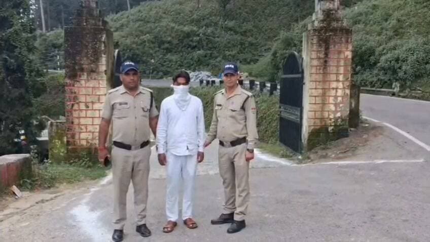 *पहले 120 ग्राम स्मैक के साथ 02 तस्कर हुए थे गिरफ्तार, अब नशे के नेटवर्क में संलिप्त तीसरा अभियुक्त भी पुलिस की गिरफ्त में।*
*स्मैक बरामदगी प्रकरण में प्रकाश में आए ₹2,000 का इनामी अभियुक्त गिरफ्तार, नशा तस्करी नेटवर्क से जुड़ी अन्य कड़ियों की पहचान एवं जांच भी जारी।*