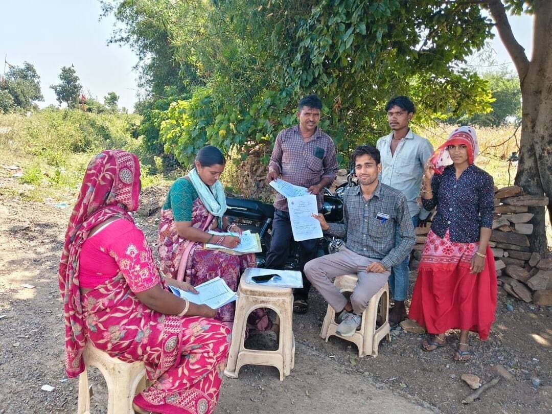 मतदाता सूची में नाम जुड़वाने का विशेष अभियान
18–19 वर्ष के युवाओं एवं छूटे हुए पात्र नागरिकों के नाम मतदाता सूची में जोड़ने के लिए 7 से 9 अक्टूबर तक विशेष कैंप आयोजित किए जा रहे हैं। पात्र नागरिकों से फॉर्म-6 भरवाए गए।
-
Election Commission of India
Chief Electoral Officer Madhya Pradesh
Jansampark Madhya Pradesh
#JansamparkMP
#sheopur
