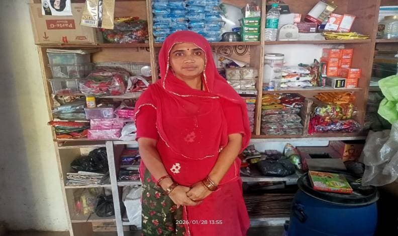 किराना दुकान से बढी परिवार की आय, आर्थिक रूप से आत्मनिर्भर हुई अनीता
सेवा संकल्प अभियान- सेवा की कहानी
----
कलेक्टर सुश्री शीला दाहिमा के मार्गदर्शन एवं सीईओ जिला पंचायत श्री कार्तिकेय जायसवाल के निर्देशन में श्योपुर जिले में एनआरएलएम अंतर्गत संचालित स्वसहायता समूह से जुडी महिलाएं समूहों के माध्यम से बैंक सीसीएल प्राप्त कर आर्थिक आत्मनिर्भरता की ओर बढ रही है। समूह की महिलाएं किसी न किसी तरीके से रोजगारमूलक गतिविधियों को अपनाते हुए अपने परिवार को आर्थिक सहारा प्रदान करने का कार्य कर रहीं है।
ऐसी ही सदस्य है श्रीमती अनीता जादौन, जो विजयपुर विकासखण्ड के ग्राम पांचो की निवासी है तथा सरस्वती स्वसहायता समूह से जुडी हुई है, समूह से जुडने के बाद ही उन्होंने 5 हजार रूपये की ऋण राशि प्राप्त कर अपने घर में ही छोटी सी किराना दुकान शुरू की और व्यवसाय के गुण सीखे, धीरे-धीरे श्रीमती जादौन से समूह से ली 5 हजार रूपये की ऋण राशि को वापस कर दिया, इसके बाद 50 हजार रूपये राशि का द्वितीय ऋण प्राप्त किया और अपने किराना व्यवसाय को विस्तारित करने का कार्य किया। वर्तमान में वे किराना दुकान से 10 हजार रूपये प्रतिमाह आमदनी प्राप्त कर रहीं है और समूह का लोन भी समय-समय पर किस्त के माध्यम से चुका रहीं है।
श्रीमती अनीता जादौन कहती है कि समूह से जुडने के बाद उन्हें आर्थिक स्वतंत्रता मिली है तथा वे स्वयं अब 10 हजार रूपये प्रतिमाह आमदनी प्राप्त कर लेती है और अपने परिवार को आर्थिक रूप से सक्षम बनाने में भूमिका निभा रही है।
-
CM Madhya Pradesh
Jansampark Madhya Pradesh
NRLM
#JansamparkMP
#sheopur