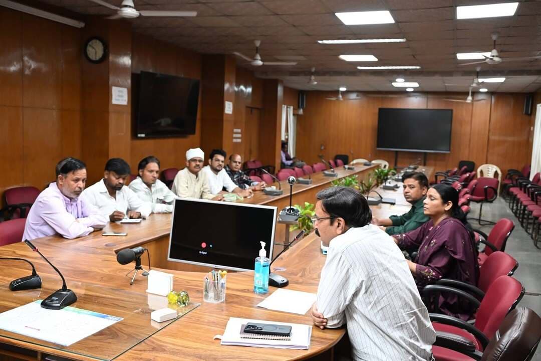मतदाता सूची में नाम जोडने की प्रक्रिया जारी
राजनैतिक दलो के प्रतिनिधियों की बैठक आयोजित
----
निर्वाचन आयोग के निर्देशानुसार कलेक्टर एवं जिला निर्वाचन अधिकारी सुश्री शीला दाहिमा के मार्गदर्शन में मतदाता सूची में नाम जोडने की प्रक्रिया जारी है। इसी क्रम में आज उप जिला निर्वाचन अधिकारी श्री बीएस श्रीवास्तव की अध्यक्षता में राजनैतिक दलो के प्रतिनिधियों की बैठक आयोजित की गई।
कलेक्ट्रेट सभाकक्ष में आयोजित बैठक के दौरान भाजपा से श्री दिनेश दुबोलिया, कांग्रेस से श्री सुमेर सिंह एवं सदाशिव मीणा, बसपा से श्री विकास बौद्ध, आम आदमी पार्टी से श्री अनिल मीणा, इलेक्शन सुपरवाइजर श्रीमती प्रीति आर्य, श्री मोहम्मद अखलाक आदि उपस्थित रहे।
उप जिला निर्वाचन अधिकारी श्री बीएस श्रीवास्तव द्वारा बैठक के दौरान जानकारी दी गई कि आयोग के निर्देशानुसार जिले के सभी मतदान केन्द्रों पर मतदाताओं के नाम जोडने के लिए 7 अक्टूबर से 9 अक्टूबर तक शिविरों का आयोजन किया जा रहा है। यह शिविर प्रत्येक मतदान केन्द्र पर प्रातः 11 बजे से शाम 05 बजे तक लगाये जा रहे है। शिविर में बीएलओ द्वारा मतदाता सूची से छूटे हुए एवं प्रथम बार/युवा मतदाताओं के नाम जोडने के लिए फार्म-6 भरने की प्रक्रिया की जा रही है, अभी तक 2584 मतदाताओं के फार्म-6 नाम जोडने हेतु प्राप्त किये गये है। उन्होंने कहा कि सभी राजनैतिक दल अपने-अपने बूथ लेबल एजेंट के माध्यम से मतदाताओं को नाम जुडवाने के लिए प्रेरित करें तथा बीएलओ का सहयोग करें।
निर्वाचन आयोग के निर्देशानुसार मतदाताओं को फार्म-6 के साथ घोषणा पत्र भरने की आवश्यकता नही है, केवल फार्म-6 के निर्धारित प्रपत्र को ही भरना होगा। ऐसे मतदाता जिनके नाम मतदाता सूची में जुडने से शेष रह गये है अथवा ऐसे मतदाता जिनकी आयु 18 वर्ष पूर्ण हो गई है अथवा ऐसे मतदाता जिनकी आयु 01 जनवरी 2027 को 18 वर्ष पूर्ण हो रही है, वे अपने नाम जुडवाने के लिए मतदान केन्द्रों पर जाकर बीएलओ के माध्यम से फार्म-6 भर सकते है। मतदाता सूची में नाम जुडवाने के लिए मतदाता ऑनलाईन आवेदन करना चाहते है वह अपना आवेदन https://voters.eci.gov.in/ एवं वोटर हेल्पलाईन एप्प के माध्यम से ऑनलाईन आवेदन कर सकते है।
-
Chief Electoral Officer Madhya Pradesh
Jansampark Madhya Pradesh
#JansamparkMP
#sheopur