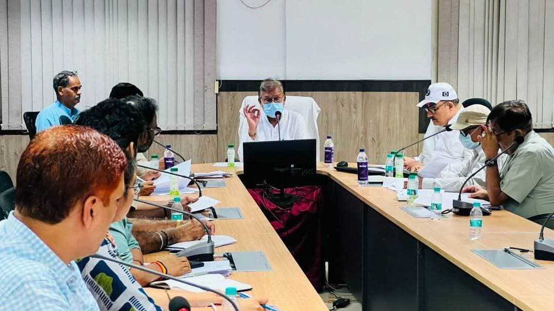 उपभोक्ताओं को निर्बाध विद्युत आपूर्ति और सरल, सुगम विद्युत सेवाएं उपलब्ध कराएं
- ऊर्जा मंत्री श्री तोमर
विद्युत वितरण प्रणाली को निर्बाध बनाने तथा विद्युत समस्याओं के त्वरित समाधान हेतु ऊर्जा मंत्री श्री प्रद्युम्न सिंह तोमर की अध्यक्षता में बुधवार को रोशनी घर स्थित विधुत विभाग के कार्यालय में समीक्षा बैठक सम्पन्न हुई। इस अवसर पर मध्य प्रदेश मध्य क्षेत्र विद्युत वितरण कंपनी के मुख्य अभियंता श्री विनोद कटारे, अधीक्षण अभियंता शहरी श्री संदीप कालरा, अधीक्षण अभियंता ग्रामीण श्री पाराशर के अलावा समस्त जोन के कार्यपालन अभियंता उपस्थित रहे।
इस अवसर पर ऊर्जा मंत्री श्री तोमर ने निर्बाध विद्युत आपूर्ति सुनिश्चित करने के साथ ही बिजली उपभोक्ताओं की समस्याओं के त्वरित समाधान हेतु तत्परता के साथ पहल करने तथा लापरवाही बरतने वाले अधिकारियों के खिलाफ सख्त कार्रवाई के निर्देश दिए।
इस दौरान ऊर्जा मंत्री श्री तोमर ने कहा कि हमारा प्रयास है कि प्रत्येक उपभोक्ता को सरल, सुगम एवं बेहतर विद्युत सेवाएं उपलब्ध हों। उन्होंने कहा कि नवरात्रि तथा दीपावली पर्व पर उपभोक्ताओं को निर्बाध विद्युत आपूर्ति सुनिश्चित कराना हमारा दायित्व है। इसके लिए जरुरी है कि हम यह सुनिश्चित करें कि ट्रिपिंग की स्थिति निर्मित न हो, इसके लिए मुख्य रूप से ओवरलोडिंग, शॉर्ट सर्किट और अर्थ लीकेज जैसी समस्याओं को रोकना जरूरी है।
#gwalior
CM Madhya Pradesh
Jansampark Madhya Pradesh