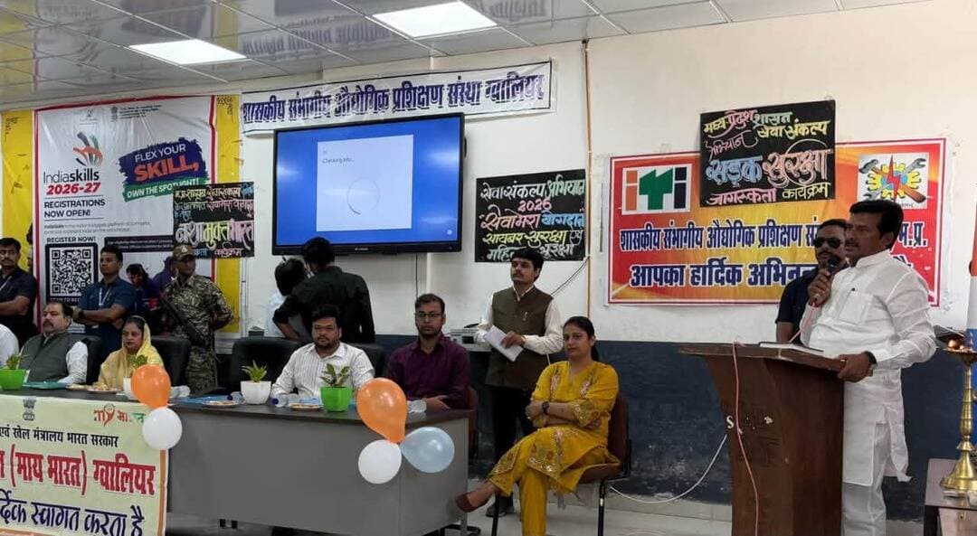 साइबर सुरक्षा, महिला सम्मान और नशा मुक्ति से ही बनेगा विकसित भारत
सांसद श्री भारत सिंह कुशवाह ने युवाओं से किया आह्वान
युवा कार्यक्रम एवं खेल मंत्रालय भारत सरकार के अंतर्गत मेरा युवा भारत केंद्र ग्वालियर द्वारा शासकीय संभागीय औद्योगिक प्रशिक्षण संस्थान बिरला नगर में विकसित भारत युवा संवाद कार्यक्रम के अंतर्गत नशा मुक्त युवा फॉर विकसित भारत थीम पर एक विशेष युवा जागरूकता कार्यक्रम का गरिमामय आयोजन किया गया। कार्यक्रम में मुख्य अतिथि के रूप में सांसद श्री भारत सिंह कुशवाह उपस्थित रहे। कार्यक्रम की अध्यक्षता जिला पंचायत अध्यक्ष श्रीमती दुर्गेश कुंवर सिंह जाटव ने की। वहीं विशिष्ट अतिथि के रूप में हॉकी इंडिया के एसोसिएट वाइस प्रेसिडेंट तथा एमएमए के वाईस प्रेसिडेंट श्री देवेंद्र प्रताप सिंह तोमर उपस्थित रहे।
युवा शक्ति ही देश का असली भविष्य - सांसद श्री कुशवाह
सांसद श्री भारत सिंह कुशवाह ने कहा कि आज के डिजिटल युग में बढ़ते साइबर अपराधों के प्रति युवाओं को अत्यधिक सतर्क रहने की आवश्यकता है। उन्होंने साइबर सुरक्षा और ऑनलाइन सतर्कता पर विशेष जोर दिया। इसके साथ ही उन्होंने महिला सुरक्षा एवं सम्मान को एक सशक्त समाज की अनिवार्य शर्त बताया।
सांसद श्री कुशवाह ने नशा-मुक्त भारत का आह्वान करते हुए कहा कि युवाओं को नशे जैसी सामाजिक बुराई से दूर रहकर स्वस्थ जीवनशैली अपनानी चाहिए। प्रधानमंत्री श्री नरेंद्र मोदी जी के 25 वर्षों के गौरवशाली सेवा-काल के उपलक्ष्य में चलाए जा रहे सेवा संकल्प अभियान का जिक्र करते हुए उन्होंने युवाओं में सेवा भावना और राष्ट्र के प्रति उनके योगदान सेवा मेरा योगदान को रेखांकित किया। उन्होंने कहा कि जब हमारा युवा इन संवेदनशील मुद्दों के प्रति जागरूक होगा, तभी एक समर्थ भारत का निर्माण संभव है।
अतिथियों ने साझा किए विचार, दिलाई नशा मुक्ति की शपथ
कार्यक्रम की अध्यक्षता करते हुए जिला पंचायत अध्यक्ष श्रीमती दुर्गेश कुंवर सिंह जाटव ने भी युवाओं को राष्ट्र निर्माण में अपनी भागीदारी सुनिश्चित करने के लिए प्रेरित किया। विशिष्ट अतिथि श्री देवेंद्र प्रताप सिंह तोमर ने युवाओं में खेल भावना और अनुशासन के महत्व को बताते हुए उपस्थित सभी युवाओं एवं गणमान्य नागरिकों को नशा मुक्त भारत की शपथ सामूहिक रूप से दिलाई।
इस अवसर पर प्राचार्य श्री सचिन कौरव, प्राचार्य श्री पुष्कर बंसल, जिला रोजगार अधिकारी श्री दिनेश बातम, यूथ आइकॉन तरुण विश्वकर्मा और श्री सुशील उपाध्याय विशेष रूप से उपस्थित रहे। कार्यक्रम को सफल बनाने में नेशनल यूथ वॉलिंटियर चमन कुशवाह, विक्रम बघेल, विशाल कुशवाह, कोमेंद्र गुर्जर, अनुज शर्मा, रागिनी चौरसिया सहित समस्त छात्र-छात्राओं ने महत्वपूर्ण भूमिका निभाई।
कार्यक्रम का कुशल और संचालन सफल युवा मंडल के अध्यक्ष श्री अरविंद कुशवाह द्वारा किया गया।
#gwalior
#cybersecurity
PRO Gwalior
CM Madhya Pradesh