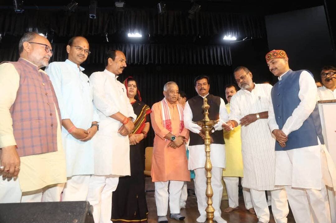 कृषि विश्वविद्यालय के सभागार में हुआ विकसित भारत संकल्प सभा का आयोजन
विधानसभावार सेवा ज्योति संकल्प यात्रा निकाली गई
प्रधानमंत्री श्री मोदी ने किया वर्चुअली संबोधित
“सेवा ज्योति संकल्प यात्रा” के लिये विकसित भारत संकल्प सभा का आयोजन ग्वालियर जिला मुख्यालय पर कृषि विश्वविद्यालय के सभागार में किया गया। समारोह में प्रधानमंत्री श्री नरेन्द्र मोदी ने वर्चुअली संबोधन दिया। सभी जनप्रतिनिधियों एवं उपस्थित लोगों ने प्रधानमंत्री के उदबोधन को सुना और सेवा के संकल्प को अंगीकार किया। समारोह के पश्चात ग्वालियर जिले की सभी 6 विधानसभा क्षेत्रों के लिये ज्योति संकल्प यात्रा को जनप्रतिनिधियों ने ज्योति प्रज्ज्वलित कर रवाना किया।
सेवा ज्योति संकल्प यात्रा के तहत 7 अक्टूबर को कृषि विश्वविद्यालय के आयोजित विकसित भारत संकल्प सभा में प्रदेश के सामाजिक न्याय एवं उद्यानिकी मंत्री श्री नारायण सिंह कुशवाह, ऊर्जा मंत्री श्री प्रद्युम्न सिंह तोमर, सांसद श्री भारत सिंह कुशवाह, जिला पंचायत अध्यक्ष श्रीमती दुर्गेश कुँवर सिंह जाटव, पूर्व सांसद श्री विवेक नारायण शेजवलकर, ग्वालियर विकास प्राधिकरण के अध्यक्ष श्री मधुसूदन भदौरिया, मेला प्राधिकरण के अध्यक्ष श्री अशोक जादौन, ग्वालियर विशेष क्षेत्र विकास प्राधिकरण के अध्यक्ष श्री अशोक शर्मा, नगर निगम सभापति श्री मनोज तोमर, पूर्व मंत्री श्रीमती इमरती देवी, भाजपा जिला अध्यक्ष श्री जयप्रकाश राजौरिया, ग्रामीण अध्यक्ष श्री प्रेम सिंह राजपूत सहित वरिष्ठ जनप्रतिनिधि एवं अधिक संख्या में नागरिकगण उपस्थित थे।
विकसित भारत संकल्प सभा के शुभारंभ अवसर पर अतिथियों ने दीप प्रज्ज्वलित कर सभा का शुभारंभ किया। कार्यक्रम में देशभक्ति के गीतों की प्रस्तुति भी हुई। प्रधानमंत्री श्री नरेन्द्र मोदी ने देश भर में आयोजित सेवा ज्योति संकल्प यात्रा में शामिल सभी लोगों को वर्चुअली संबोधित किया। उन्होंने राष्ट्रहित में जनसेवा के कार्य को सर्वोच्च प्राथमिकता देने की बात कही। समारोह में सभी लोगों को संकल्प पत्र भी प्रदान किए गए, जिसको सभी ने दोहराया।
समारोह के समापन अवसर पर अतिथियों द्वारा मशाल प्रज्ज्वलित कर विधानसभावार तैयार किए गए सेवा ज्योति संकल्प यात्रा के दीपों को प्रज्ज्वलित किया। सभी रथ अपने-अपने विधानसभा क्षेत्र के लिये रवाना हुए। जिले के सभी विधानसभा क्षेत्रों में सेवा ज्योति संकल्प यात्रा शहर के प्रमुख स्थानों से होती हुई निकली। यात्रा के दौरान लोगों ने उत्साह और उमंग के साथ यात्रा में भागीदारी की।
जिले की विकास पुस्तिका का भी हुआ वितरण
सेवा ज्योति संकल्प यात्रा के तहत आयोजित विकसित भारत संकल्प सभा में और विधानसभावार चलाए गए रथों के माध्यम से शासन के जनसंपर्क विभाग द्वारा तैयार की गई जिला विकास पुस्तिका का भी वितरण किया गया। जिले की विकास पुस्तिका में विभाग द्वारा जिले में हुए विकास, नवाचार और सांस्कृतिक गतिविधियों को प्रदर्शित किया गया है।
#gwalior
#SevaJyotiSankalpYatra
#SevaSankalpAbhiyan
PRO Gwalior
Jansampark Madhya Pradesh
CM Madhya Pradesh