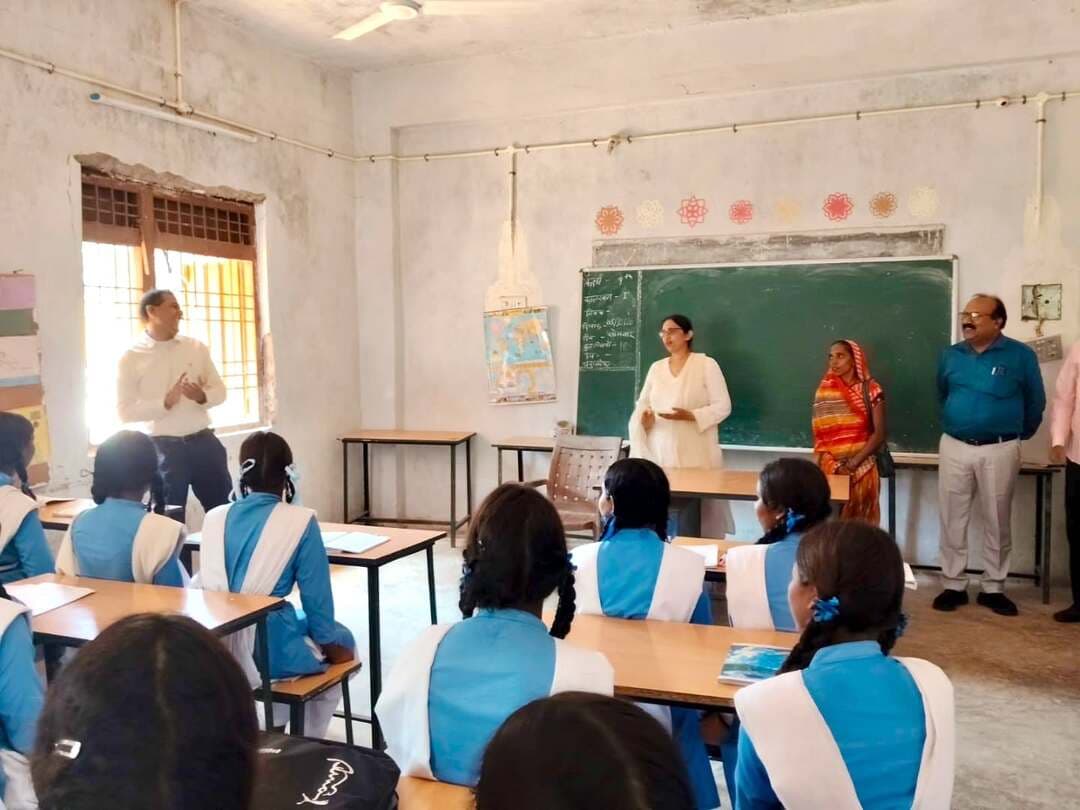 दूरस्थ स्कूलों में पहुंचीं कलेक्टर, बच्चों से किया सीधा संवाद।
कलेक्टर श्रीमती रोक्तिमा यादव ने सोनहत विकासखंड के ग्राम उज्ञाव और बंशीपुर स्थित शासकीय उच्चतर माध्यमिक विद्यालयों का निरीक्षण कर विद्यार्थियों से सीधा संवाद किया। उन्होंने कक्षाओं में पहुंचकर बच्चों की शैक्षणिक समझ परखी और शिक्षण व्यवस्था की जानकारी ली।
कलेक्टर ने विद्यार्थियों से पढ़ाई के संबंध में सवाल किए। कक्षा 9वीं और 10वीं की छात्राओं से ब्लैकबोर्ड पर गणित के सवाल हल करवाए, वहीं प्राथमिक कक्षाओं के बच्चों से पहाड़े और कविताएं सुनीं। बच्चों की शैक्षणिक समझ और उत्साह देखकर उन्होंने उनका उत्साहवर्धन किया।
#CMOChhattisgarh #KoreaDistrict #Chhattishgarh