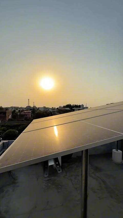 • Suraj Free Hai, Par Energy? 💸☀️
Suraj roz nikalta hai, lekin ab wahi roshni desh ka future roshan kar rahi hai! 💡 Gaon ke ek ghar se lekar pure desh tak, India renewable energy mein ek nayi misaal ban raha hai. Par sawaal wahi hai—kya hum is free energy ka 100% faida utha paa rahe hain?Aapka kya kehna hai? Comment mein batao!
👇#SolarEnergy #RenewableEnergy #GreenFuture #IndiaGrowth #SolarPower TrendingReels